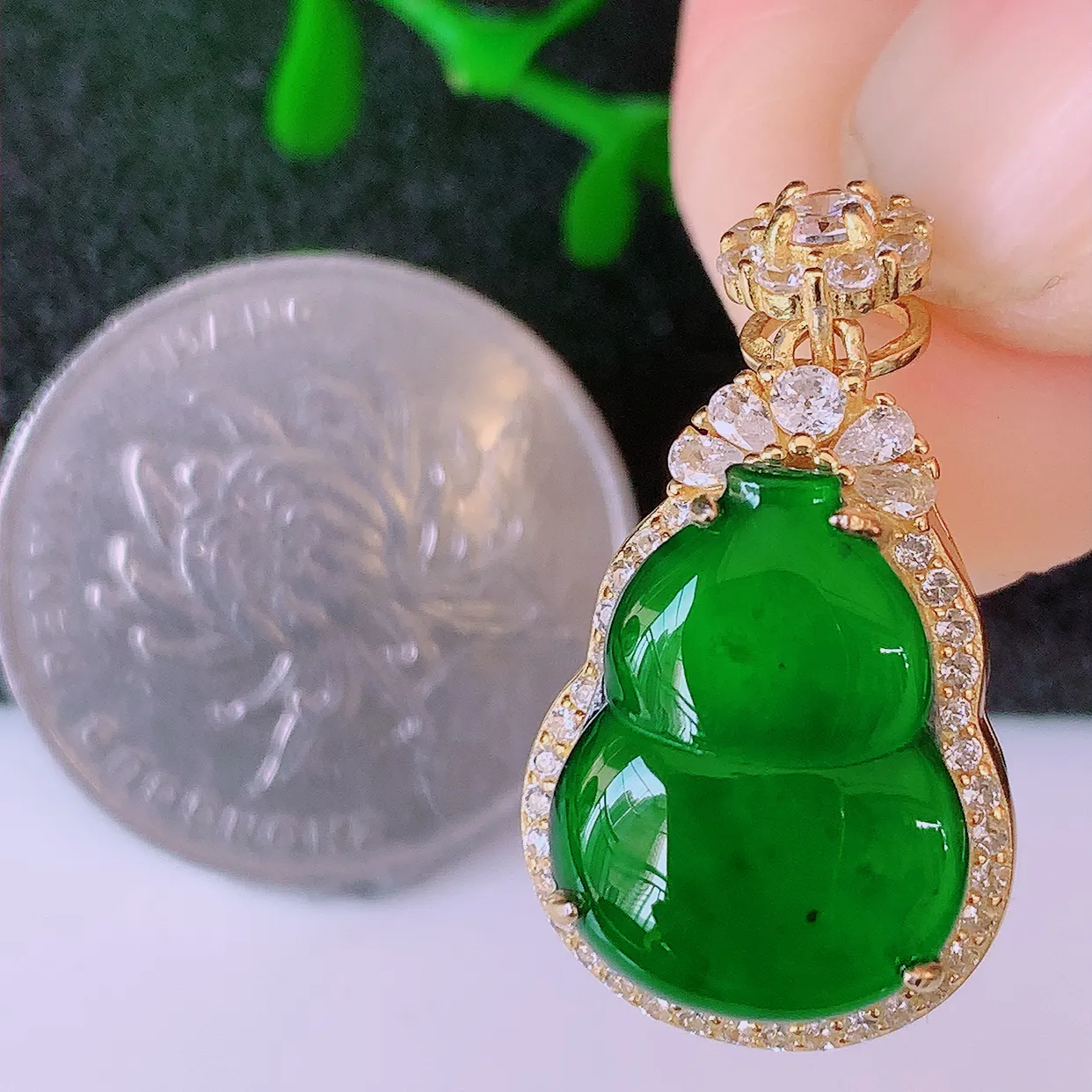 冰透满绿翡翠925银镶嵌葫芦吊坠，自然光实拍，翠色灵动，颜色漂亮，种老水足，品相佳，佩戴佳品！#97.27整体26.5*15*9.6裸石16.5*12