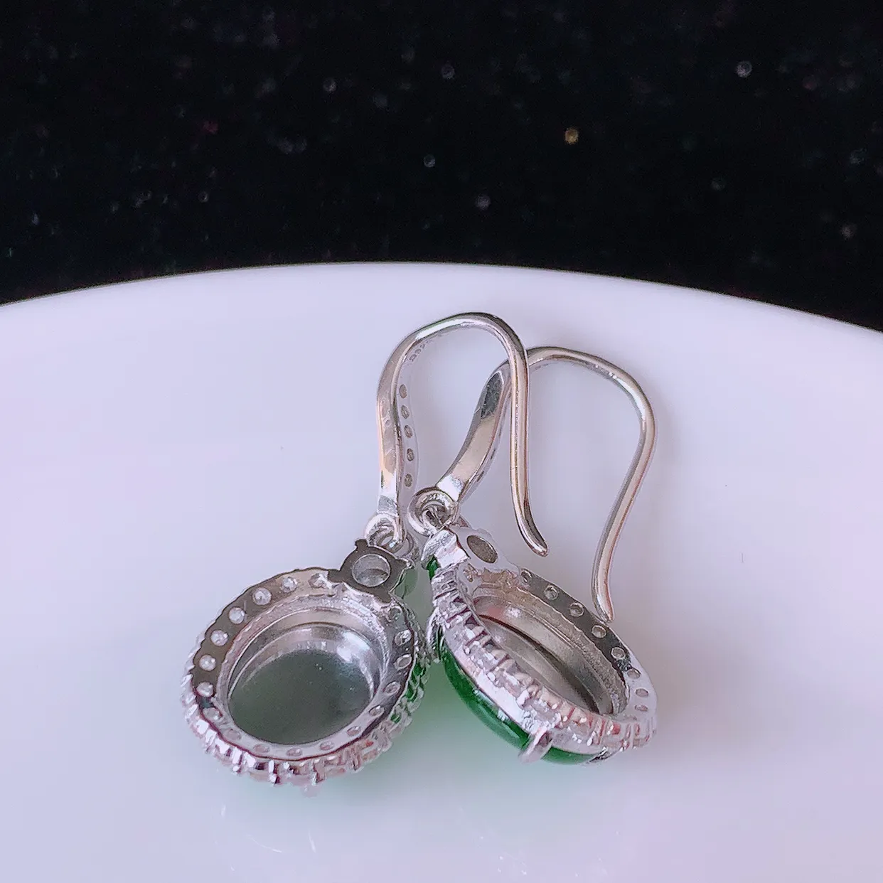 冰透满绿翡翠925银镶嵌耳坠，自然光实拍，翠色灵动，颜色漂亮，种老水足，品相佳，佩戴佳品！#97.27整体28//10.8/5.2裸10*8