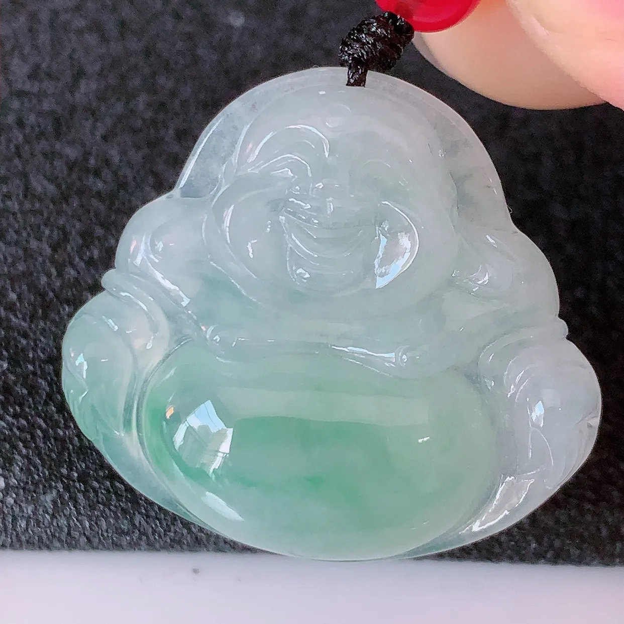 自然光实拍，冰种飘绿翡翠佛公吊坠，玉笑佛，饱满，开脸喜庆，配戴优雅迷人！#46.27