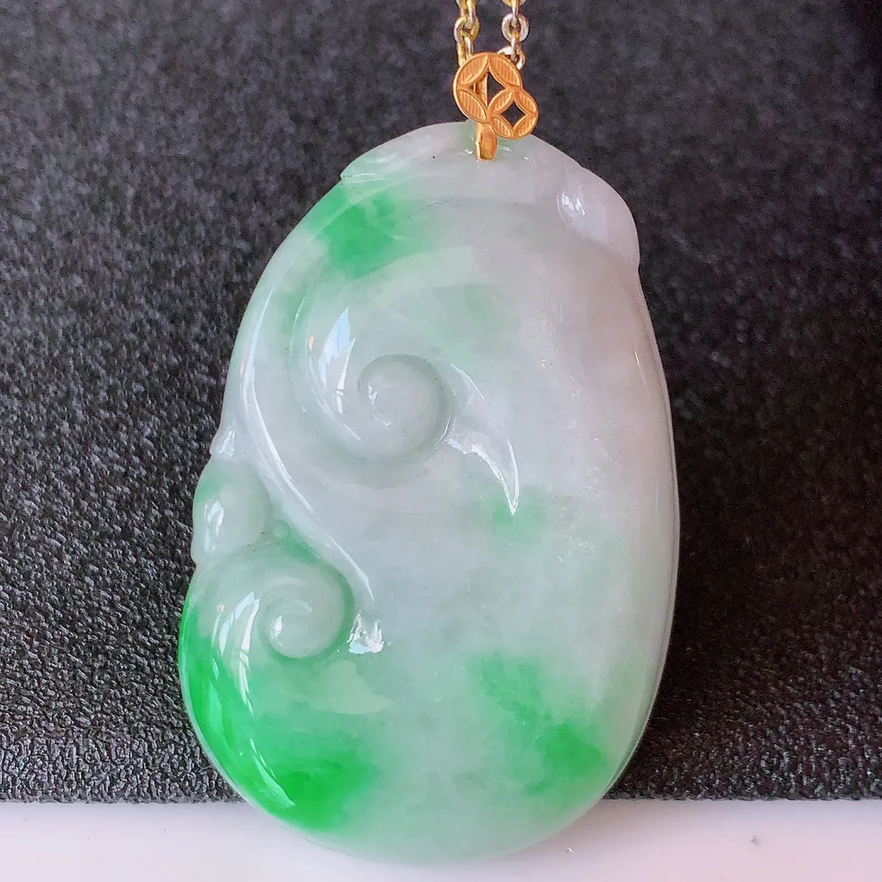 18K金镶嵌冰润飘绿翡翠万事如意吊坠，玉质细腻，时‮大尚‬方，款式经典，佩戴优雅高贵上档次！#42.27