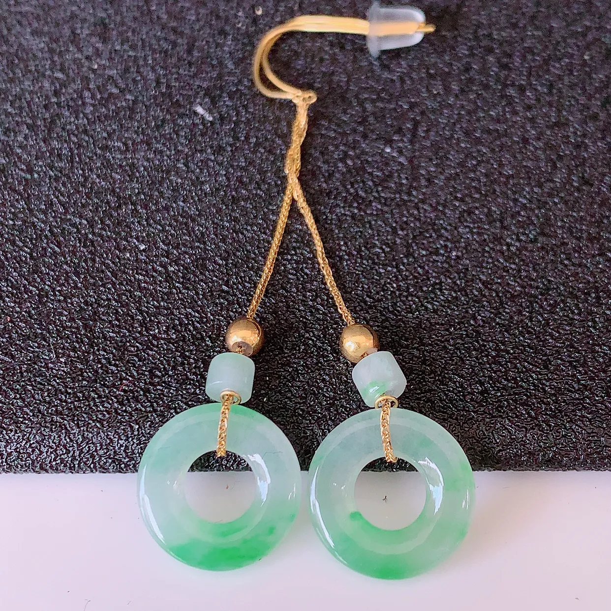 18k金镶嵌冰种飘绿翡翠平安扣耳坠，沁人心脾，耳坠佩戴效果大气出众，尽显气质。种水好，胶感足，颜相当漂亮，高性价比，值得入手品鉴！#41.27整体47裸裸11.8*2.5