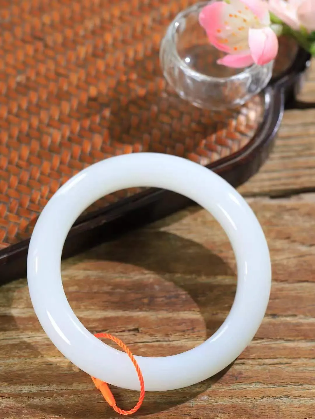 【婉约佳人.手镯】

精品和田玉白玉手镯 玉质温润细腻 油性十足 手感舒适，高华雅逸，线条流畅，简约