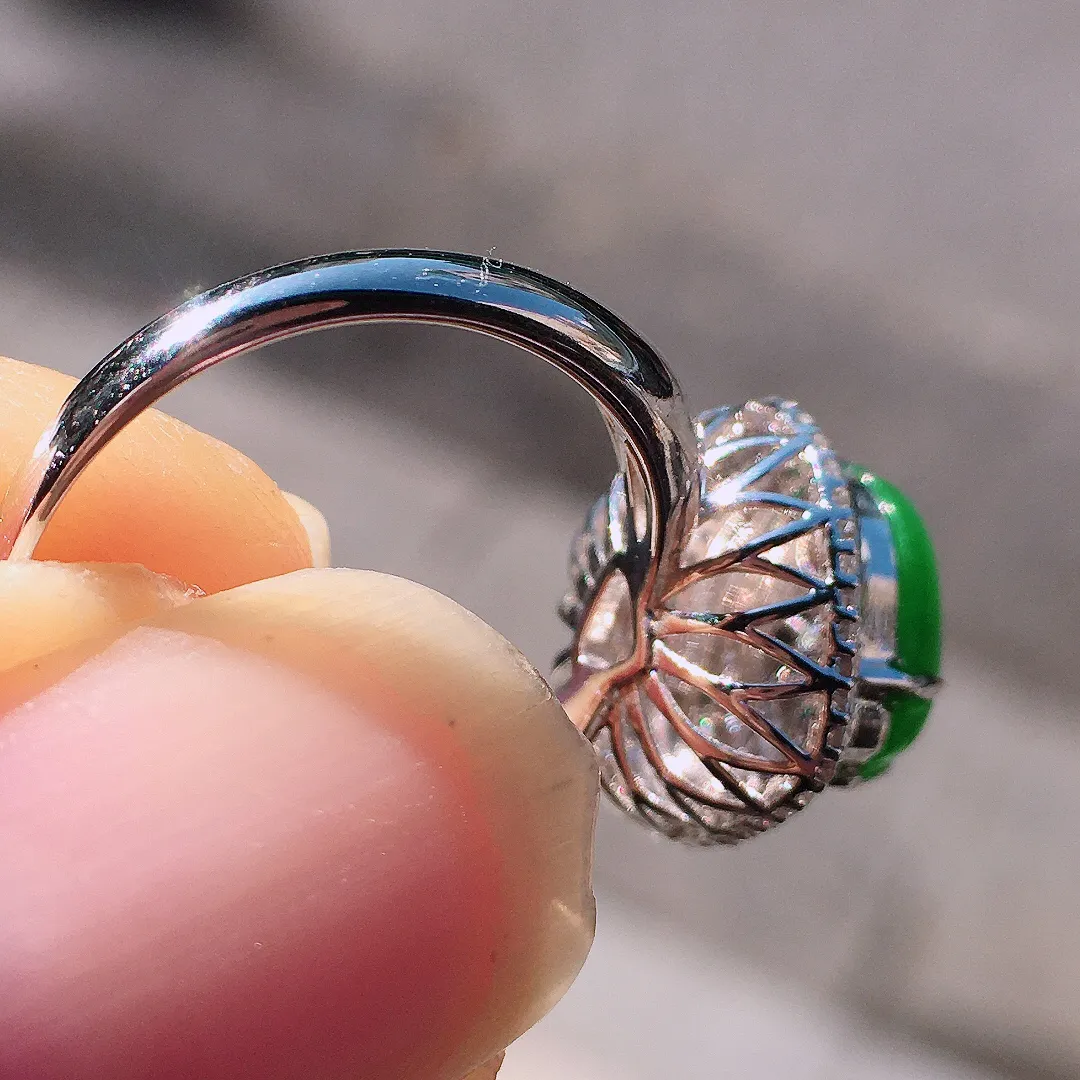 阳绿️戒指，色泽均匀艳丽，玉质细腻，荧光感超
强，饱满圆润，尽显优雅气质，18k
金豪华镶嵌