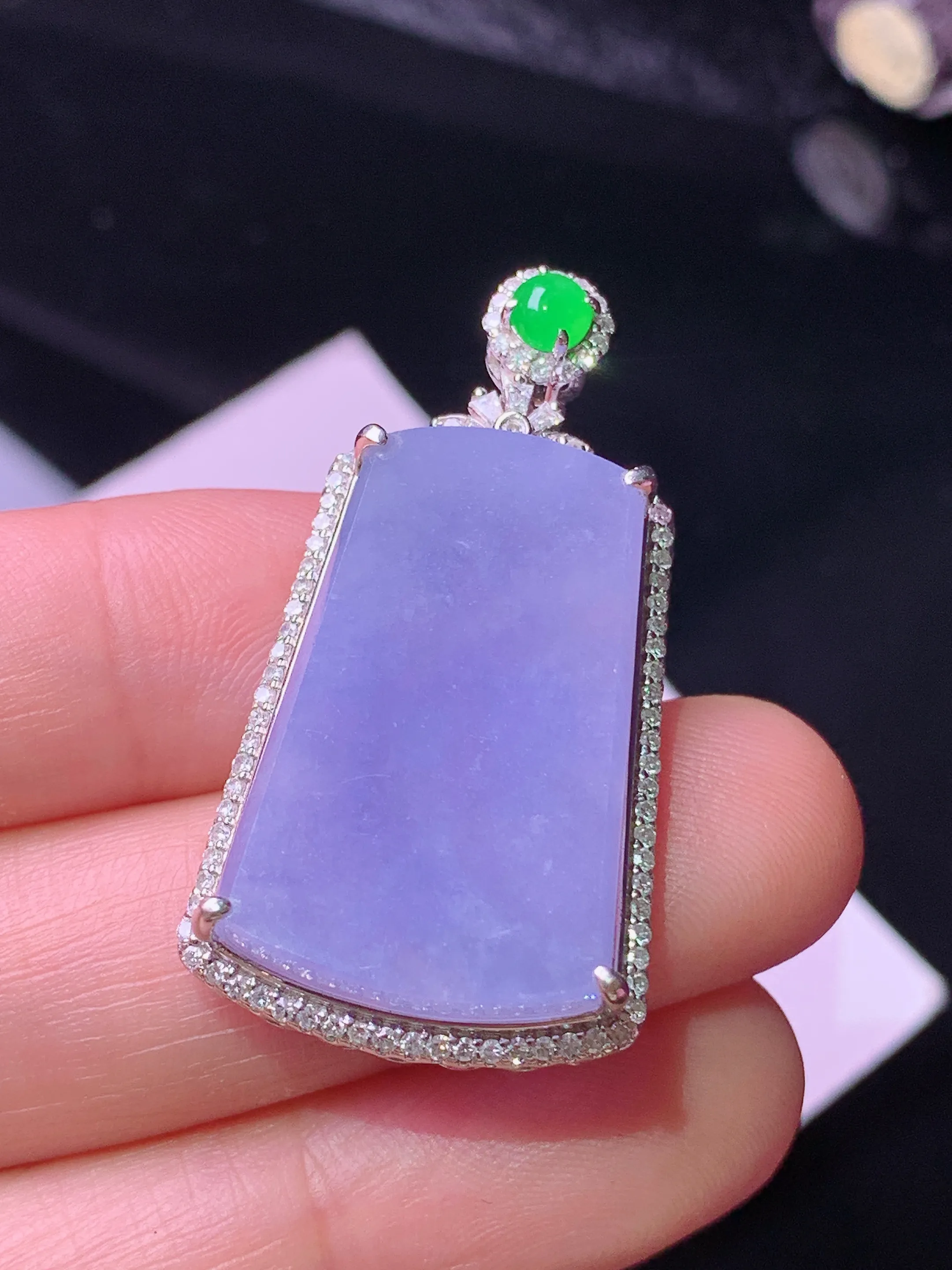 18k金钻镶嵌紫罗兰无事牌吊坠 玉质细腻 色泽艳丽清新 整体尺寸36.5*19.8*7.6