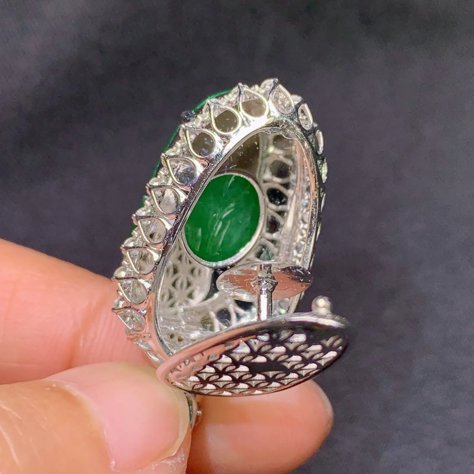 冰阳绿树叶吊坠，18k金镶嵌，色泽鲜阳，冰润细腻，种水足 尺寸34.2*16.5*10.9