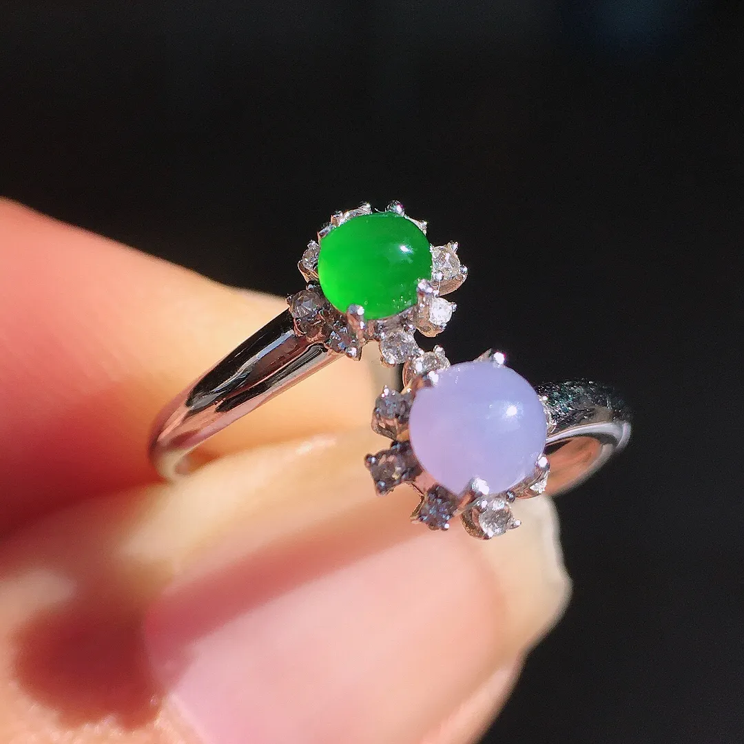 （紫+绿）二合一戒指，色泽均匀艳丽，玉质细腻，荧光感超
强，饱满圆润，尽显优雅气质，18k
金豪华镶嵌