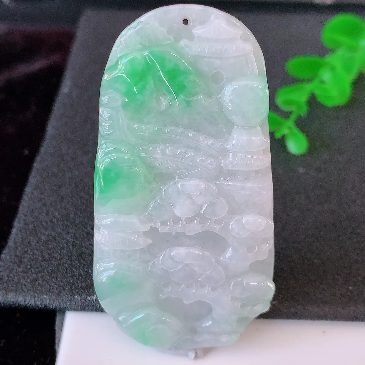 自然光实拍，冰润飘绿翡翠山水牌吊坠，翡翠山水，立体生动形象，山水素材布局合理，意境感佳，佩戴上身效果