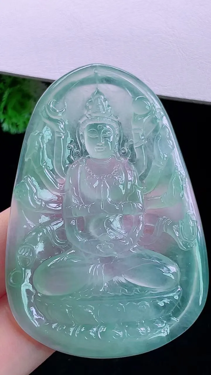 【翡翠名称】老坑种高冰千手观音菩萨翡翠挂件
【翡翠尺寸】64.6/43.5/4.9mm
【翡翠描述】宝贝种老水足，玉质细腻，色泽靓丽，性价比高，佩戴效果好！
【其它赠送】权威证书/精美挂绳/盒子/支持全国复检(七天无理由退换货买家只须付来回邮费即可）