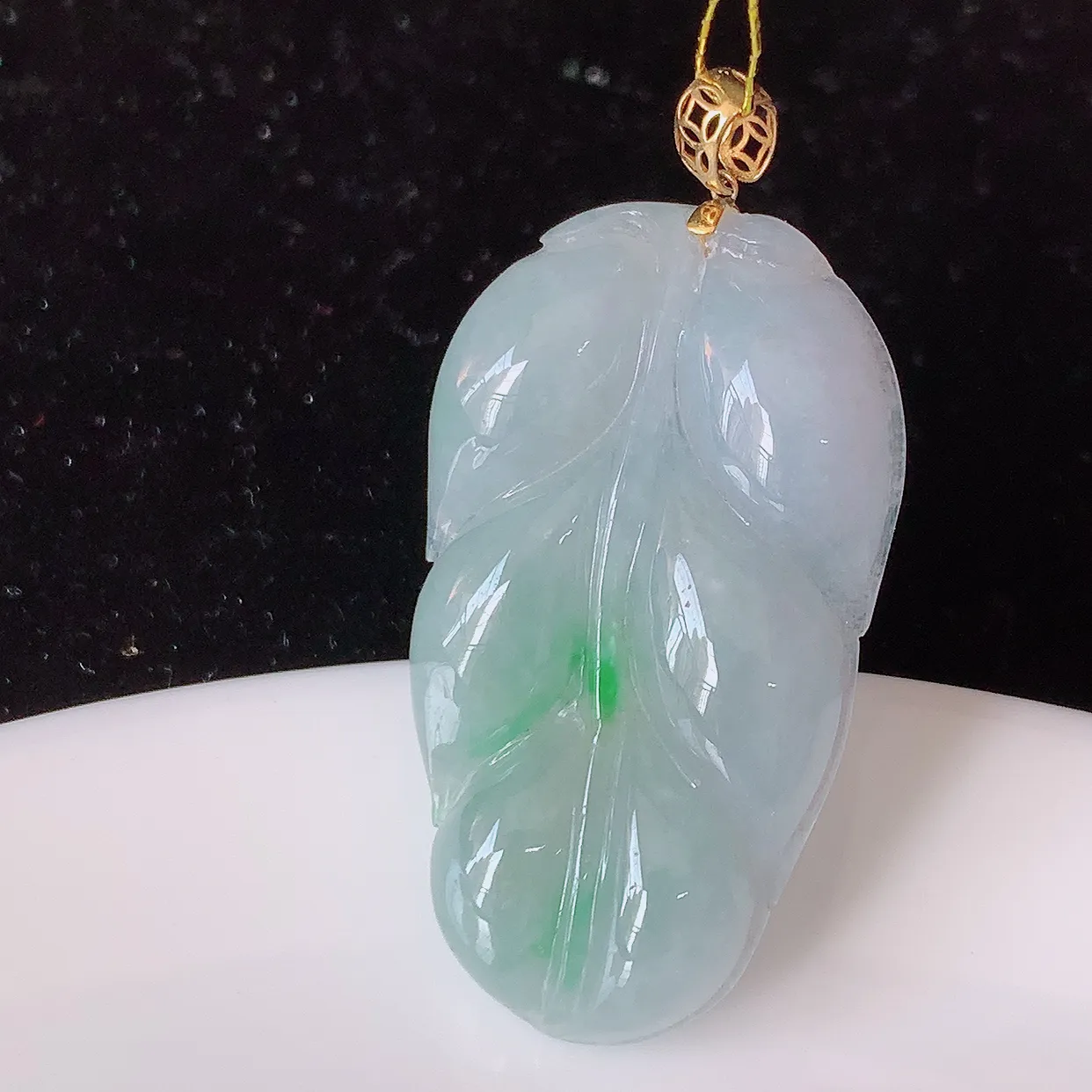 18K金镶嵌冰春带彩翡翠叶子吊坠 ，种水足，色泽清新，工艺精湛，叶子寓意美好；金枝玉叶，事业有成。#35.27