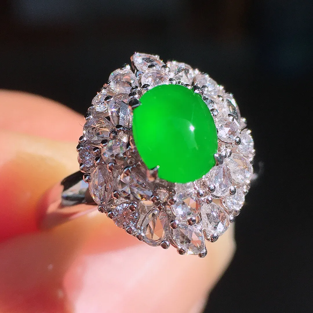 阳绿蛋面戒指，色泽均匀艳丽，玉质细腻，荧光感超
强，饱满圆润，尽显优雅气质，18k
金豪华镶嵌