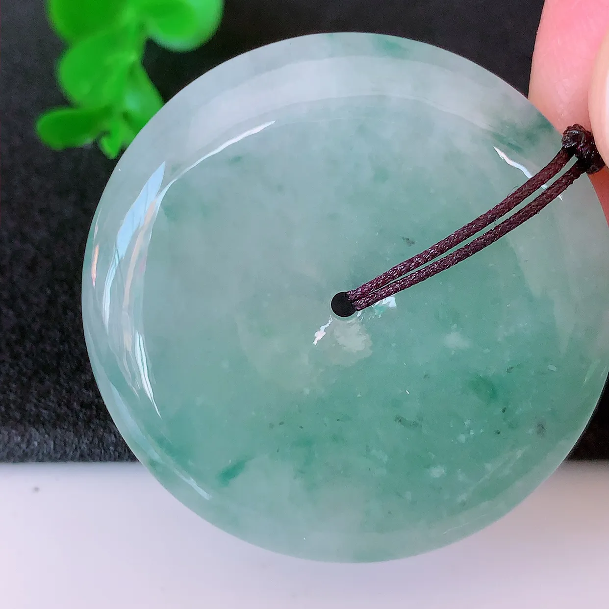 自然光实拍，大件冰飘花翡翠平安扣吊坠，玉扣，平安是福；很美的料子，平安扣佩戴优雅迷人！#05.25