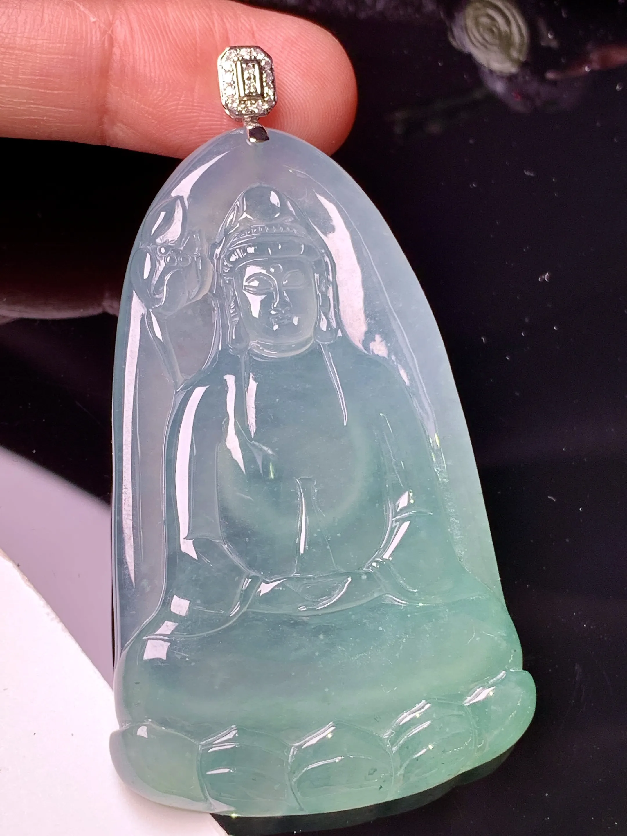 18k金钻镶嵌冰种观音吊坠 玉质细腻 色泽艳丽清新 整体尺寸66.6*37*6