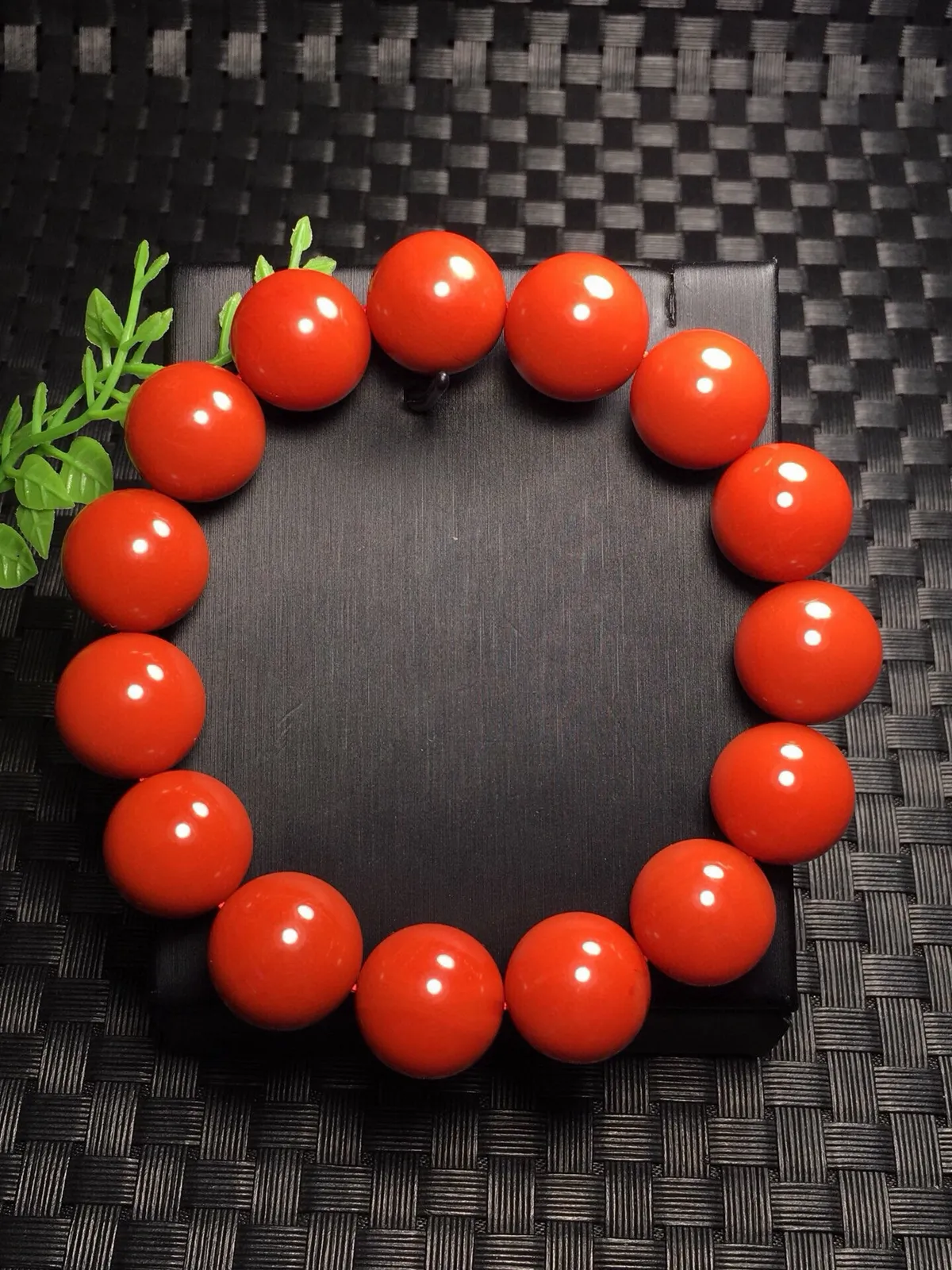 天然川料南红单圈手链  满色满肉柿子红 颜色油润艳丽尺寸:15mm  南红古称南红＂赤玉＂赤玉内敛端庄 且有财运亨通寓意 送礼 自戴 非常百搭 同款随机发