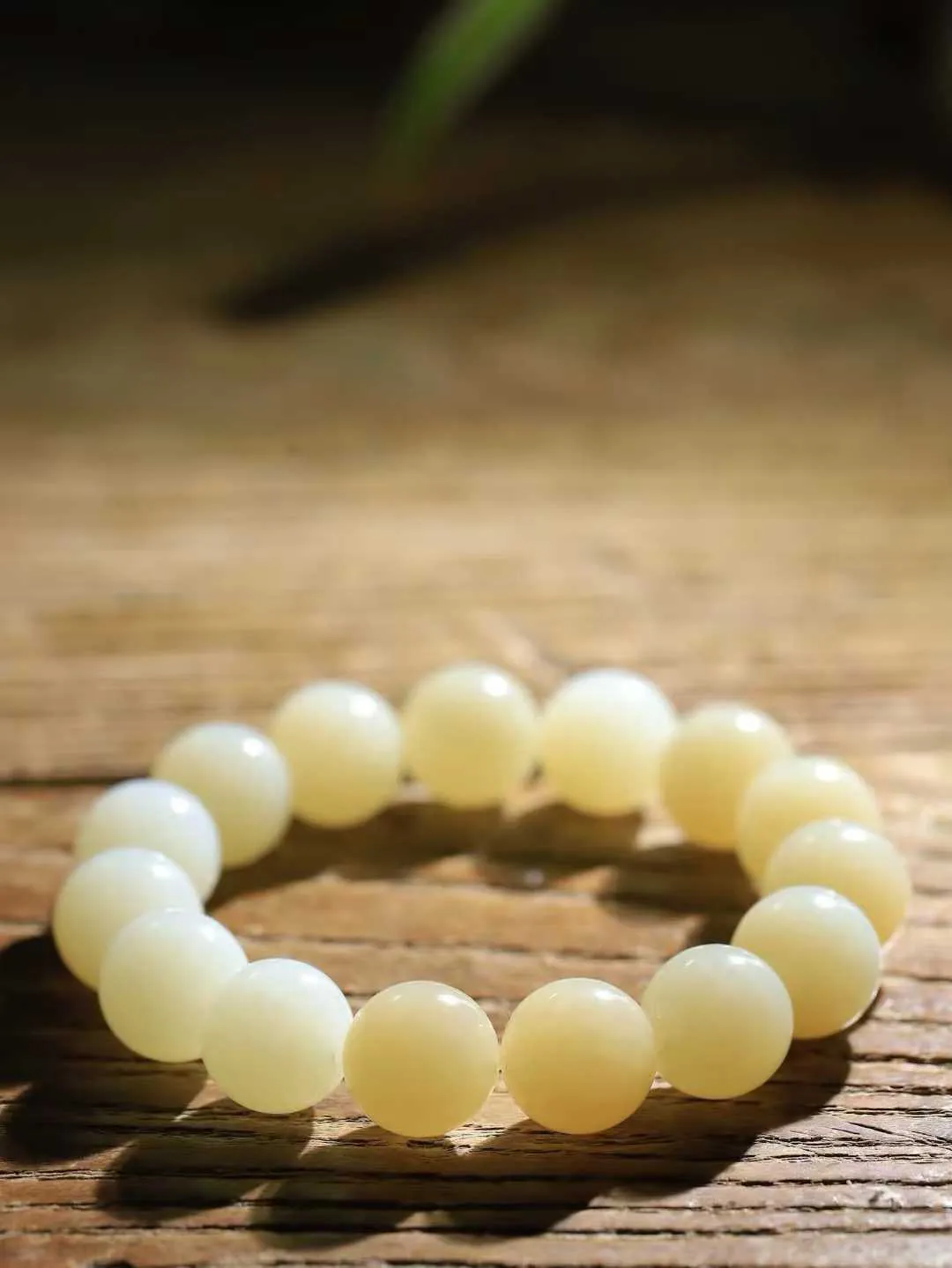 【珠圆玉润.手串】

精品和田玉糖白玉珠圆玉润手串 玉质温润细腻  整串打磨圆润，佩戴舒适。珠珠落玉盘，间关莺语花底滑，一生美好时光，无论身在何处，都有它相伴相守。事事顺遂，幸福美满，吉祥如意。重77克 尺寸取一15mm FDL-161102213