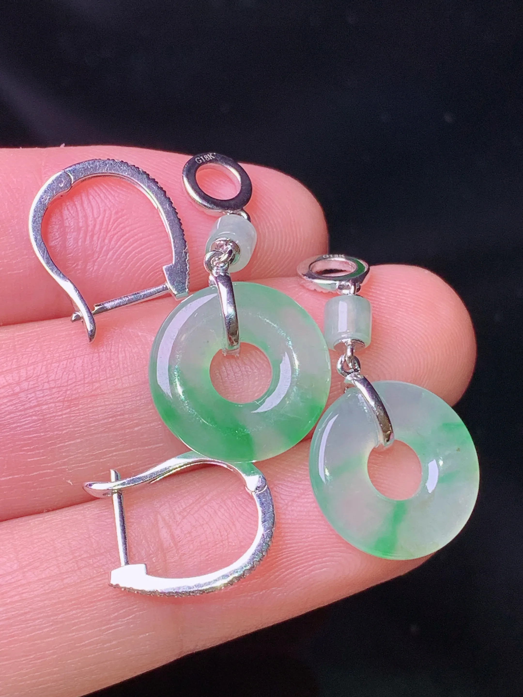 18k金钻镶嵌飘绿平安环耳坠 玉质细腻 色泽艳丽清新 整体尺寸37.3*13.2*2.8