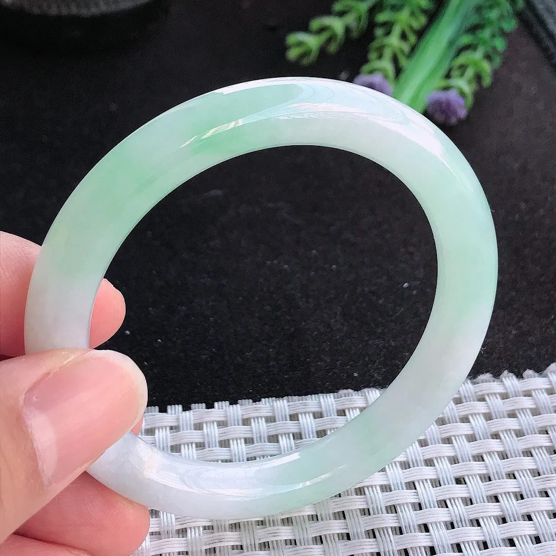 天然A货翡翠53/8.8老坑秀气冰胶浅绿圆条手镯玉手镯