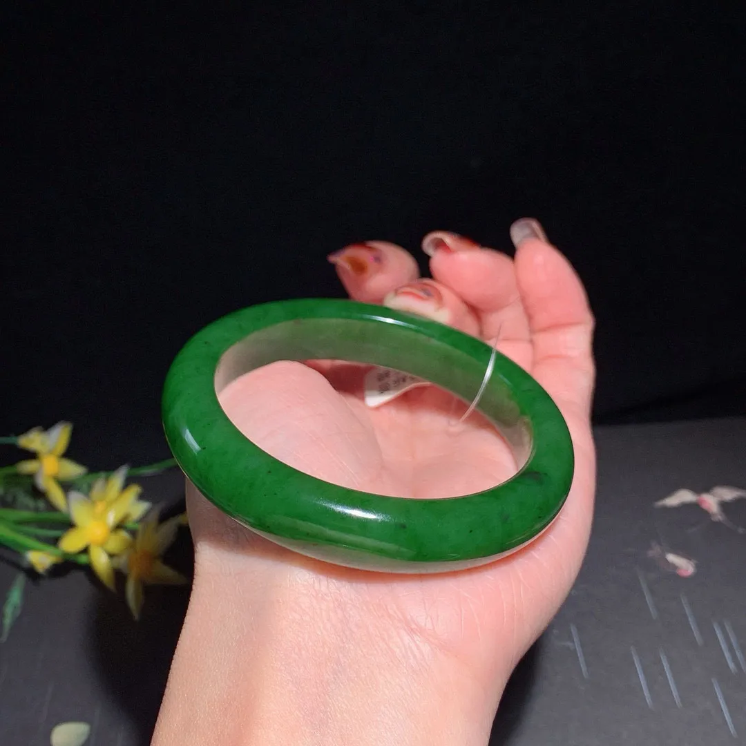 和田玉55.5圈口阳绿色碧玉手镯！玉质细腻油润 底色纯净 无裂无棉 脂粉好，品质高