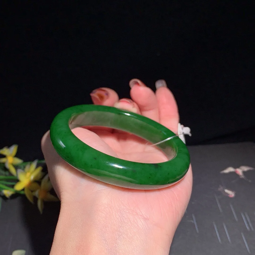 和田玉55.5圈口阳绿色碧玉手镯！玉质细腻油润 底色纯净 无裂无棉 脂粉好，品质高