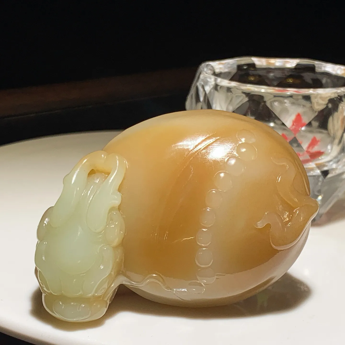 新疆和田玉且末糖富贵长寿龙龟把件。尺寸73/51/31重192.5克。玉质细腻油润。手推出油。佩戴高端典雅。lt251128