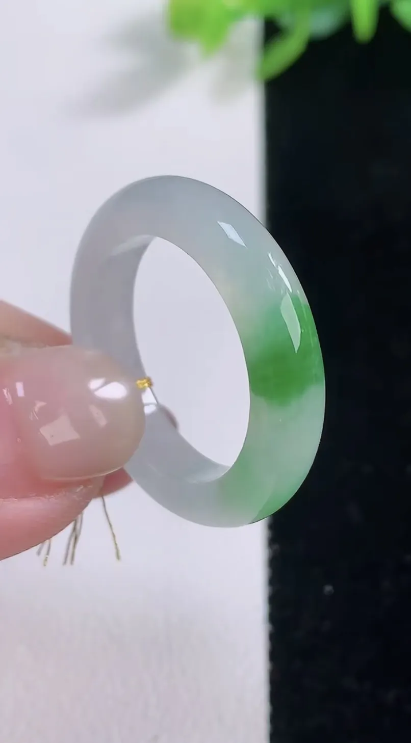 翡翠a货冰种飘绿指环 戒指，尺寸19.6-4.8-3.6，重量:4.44g