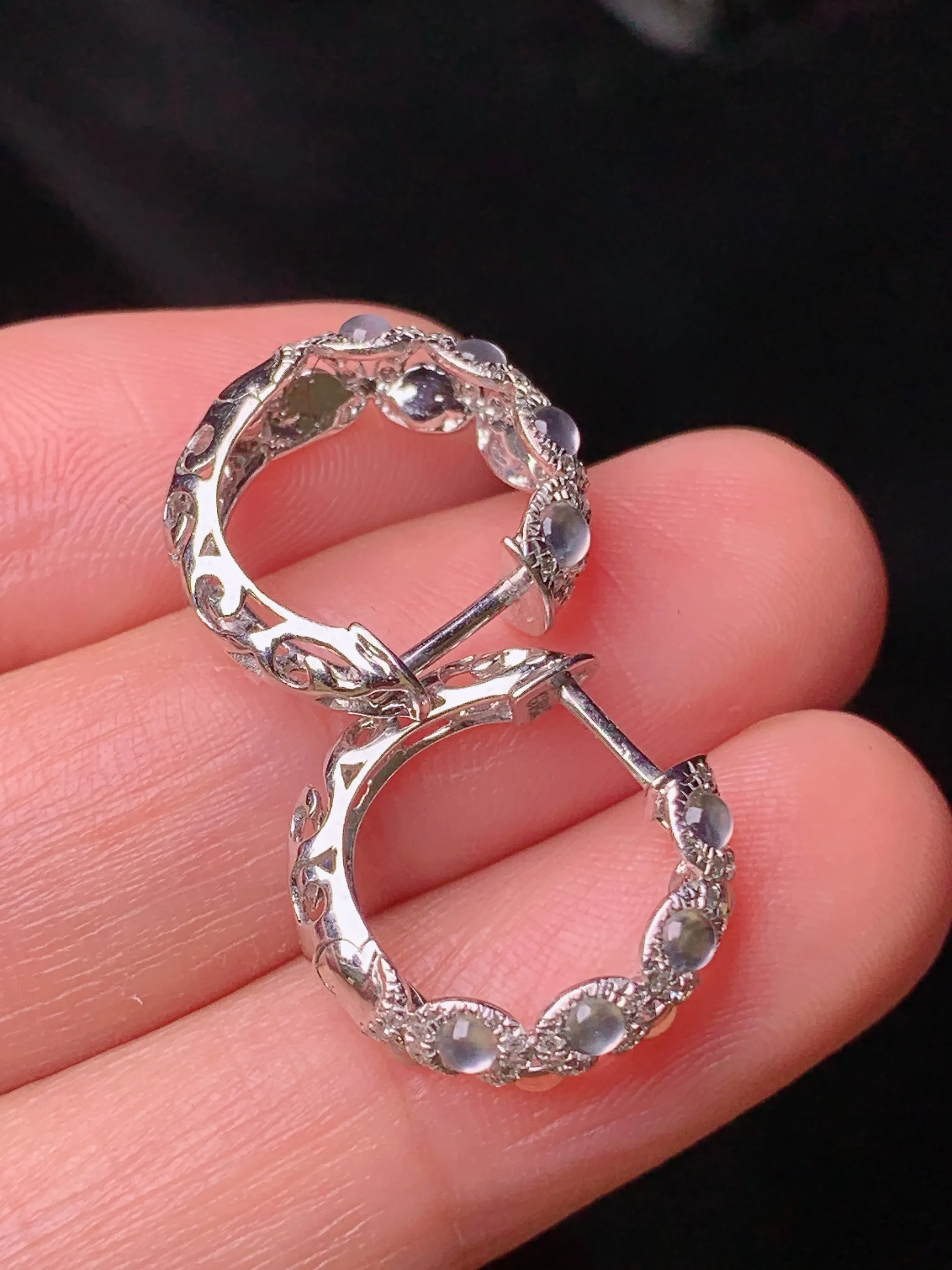 18k金钻镶嵌冰种蛋面耳钉 玉质细腻 色泽艳丽清新 整体尺寸2.3*2