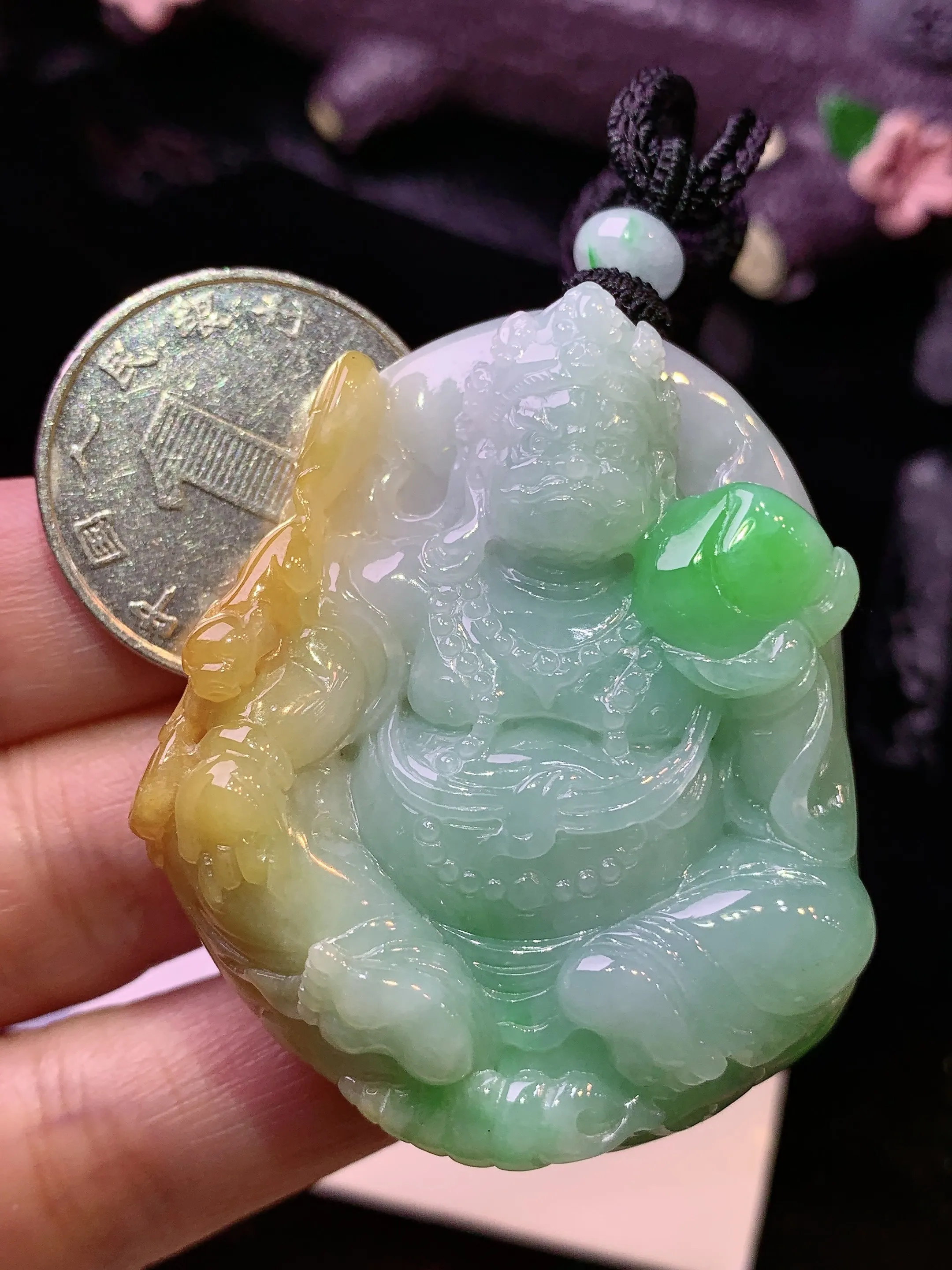飘黄绿黄财神吊坠 玉质细腻 色泽艳丽清新 整体尺寸48.2*42*13