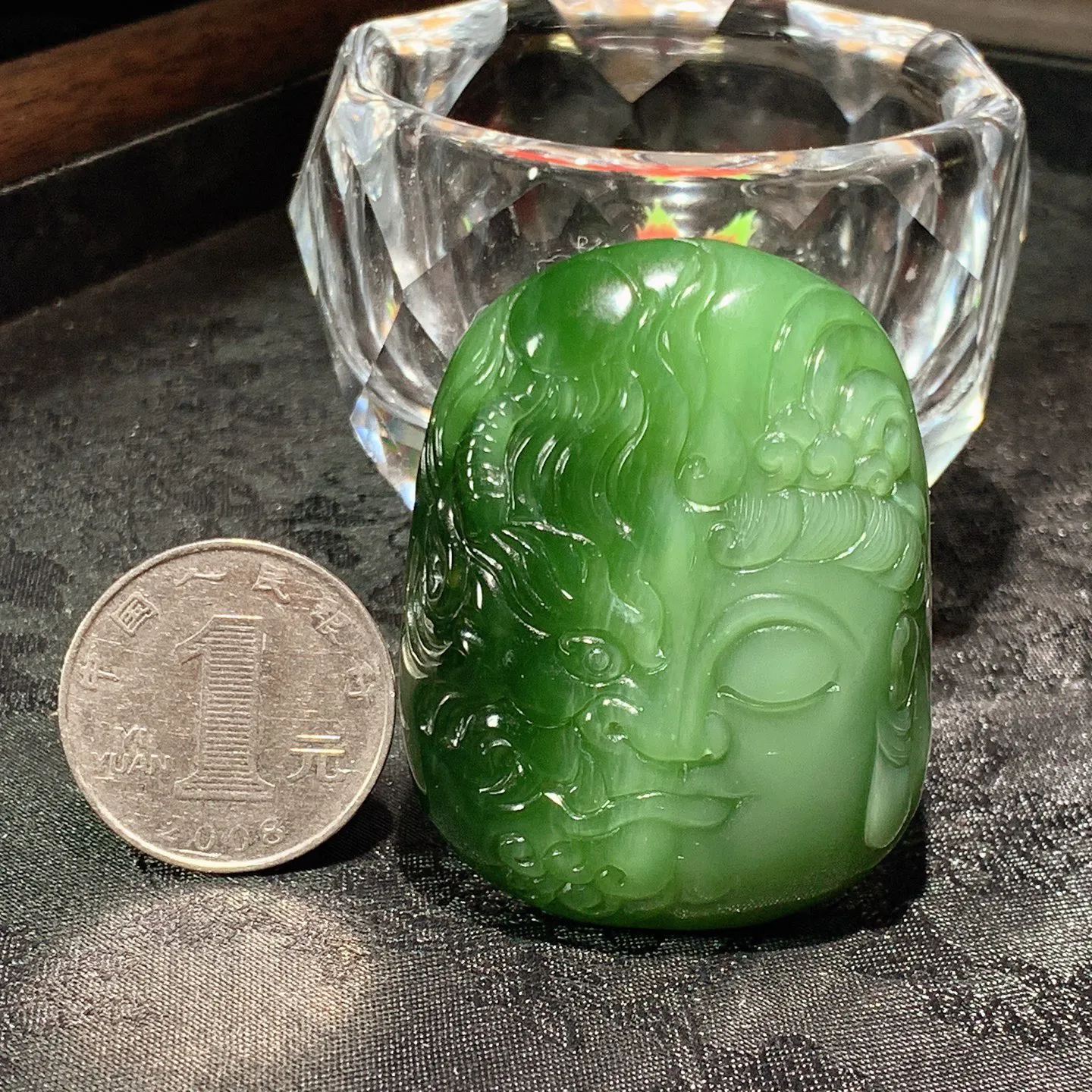 和田玉阳绿俄罗斯碧玉佛魔一念间挂件。尺寸50/39/18重66克。玉质细腻油润。手推出油。佩戴高端典雅。lt251128