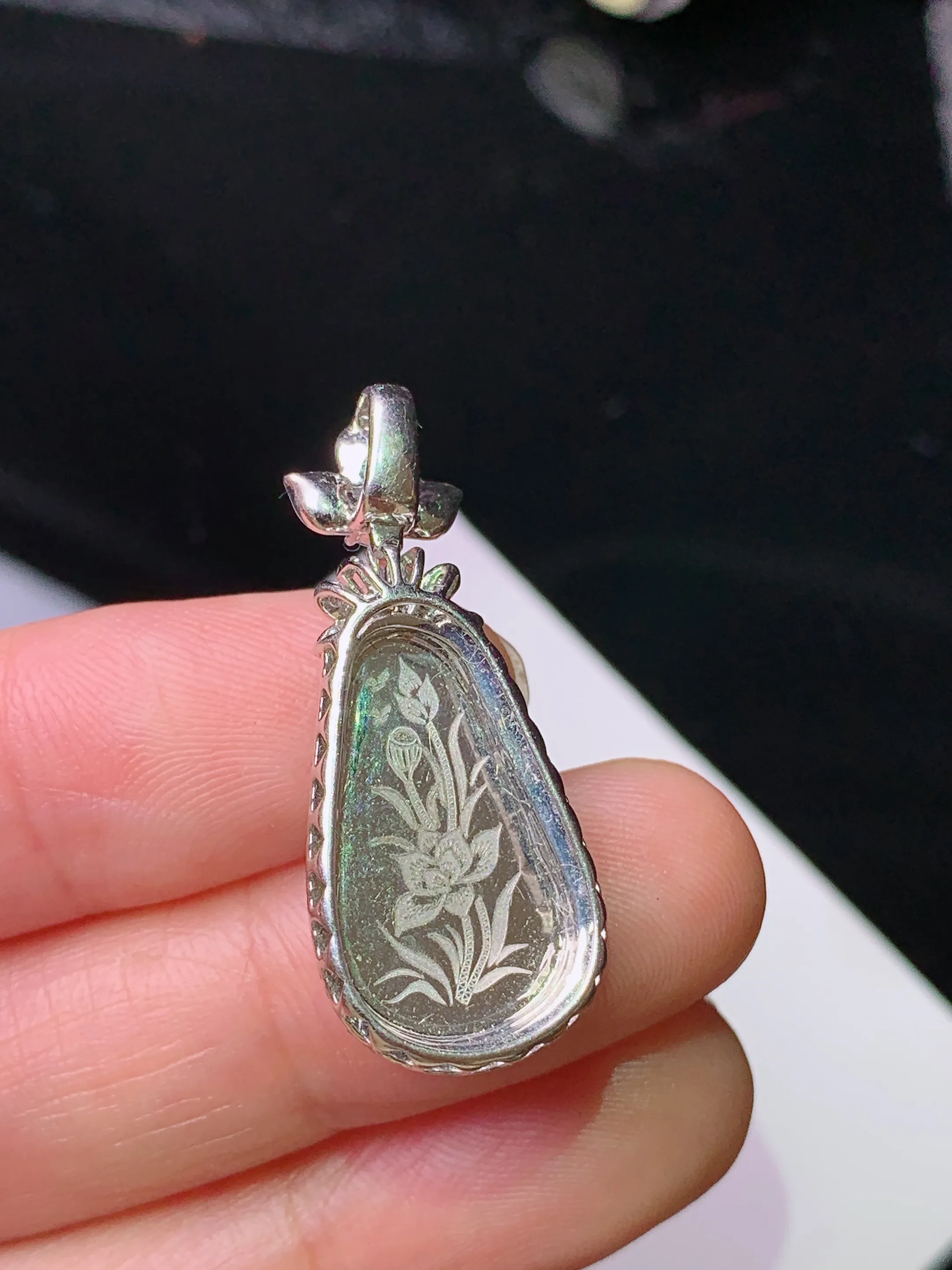 18k金钻镶嵌翠绿如意吊坠 玉质细腻 色泽艳丽清新 整体尺寸32*13.5*6