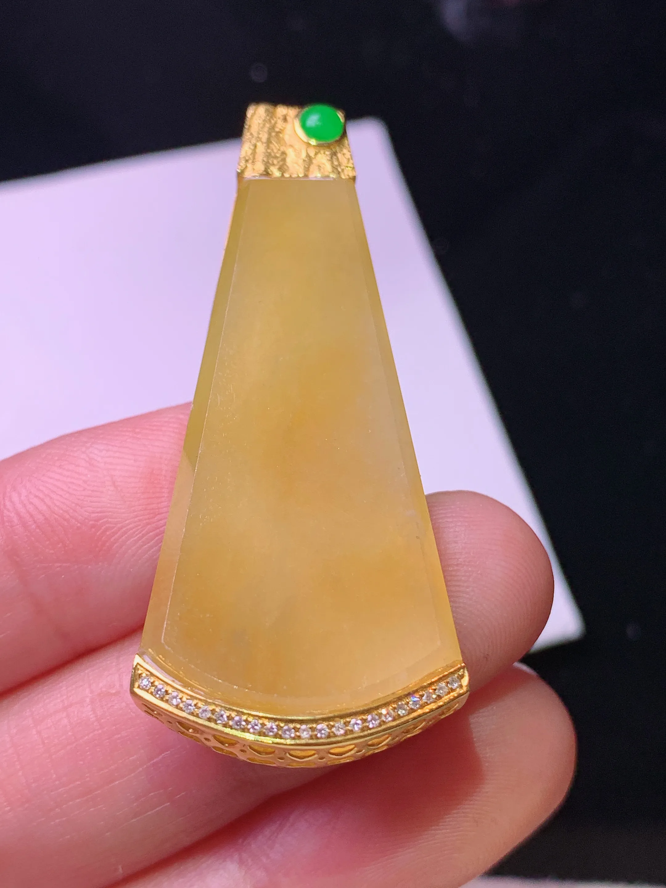 18k金钻镶嵌黄翡无事牌吊坠 玉质细腻 色泽艳丽清新 整体尺寸47*20*6.5