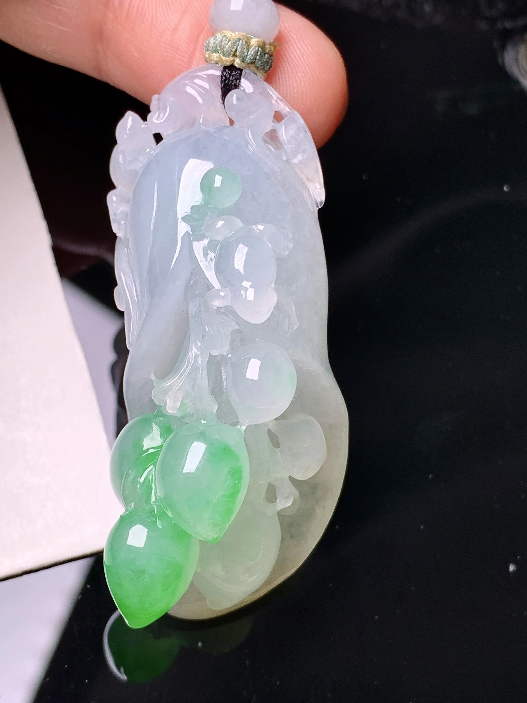 飘绿呱呱来财吊坠 玉质细腻 色泽艳丽清新 整体尺寸51.3*20.6*18.2