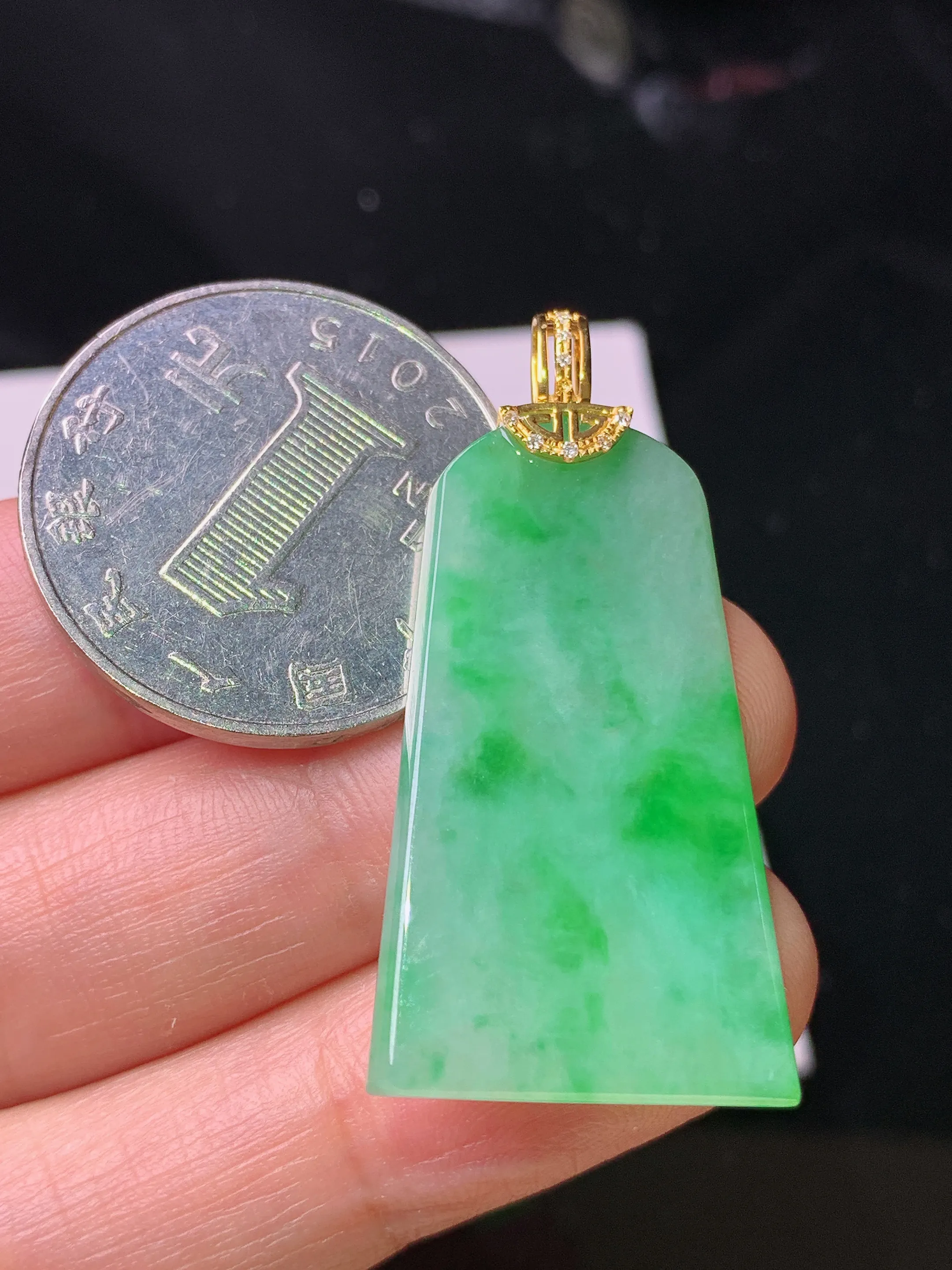 18k金钻镶嵌飘绿无事牌吊坠 玉质细腻 色泽艳丽清新 整体尺寸38.8*19*3.5