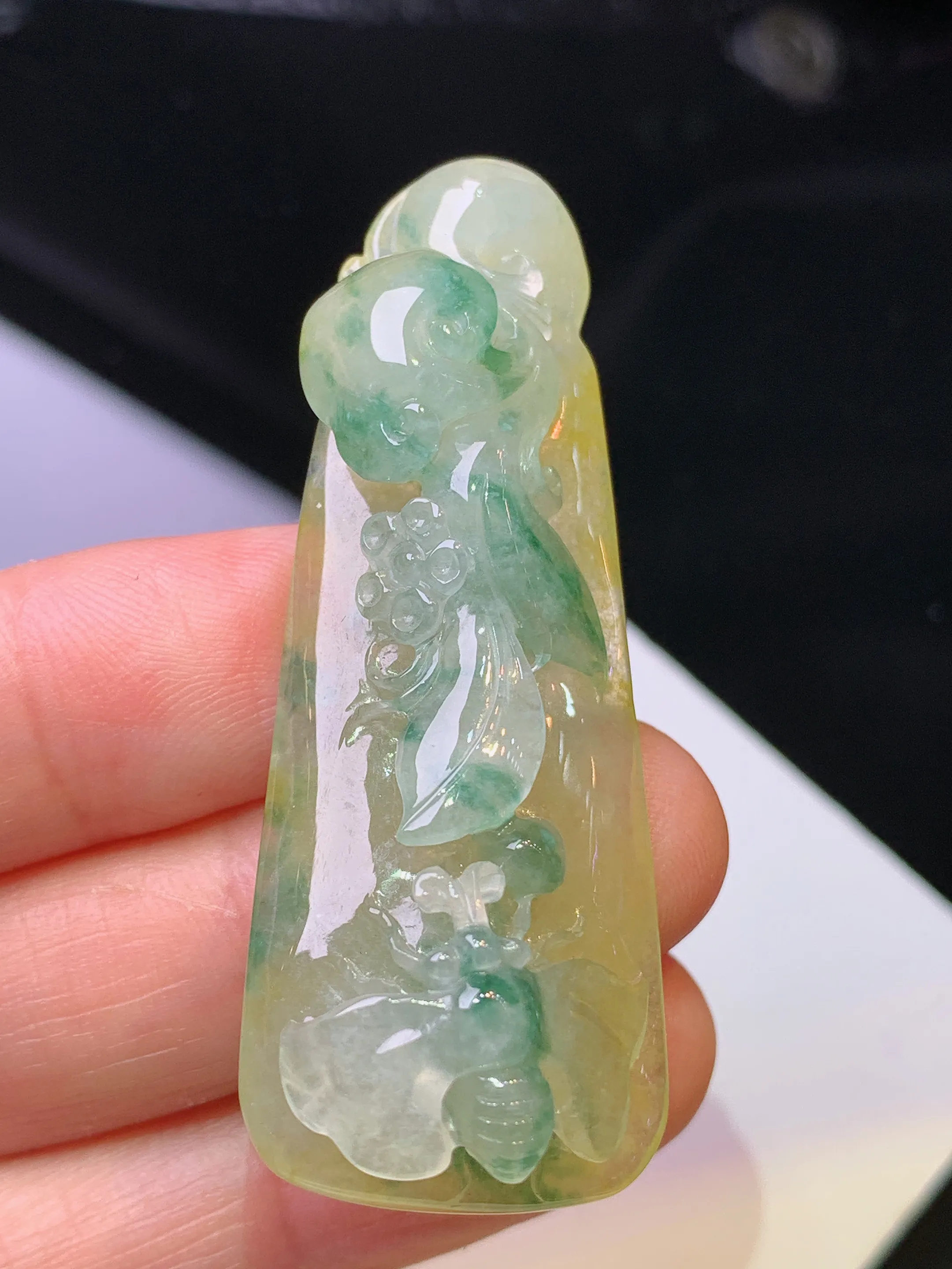 飘黄绿蜜蜂牌吊坠 玉质细腻 色泽艳丽清新 整体尺寸52.5*20*11