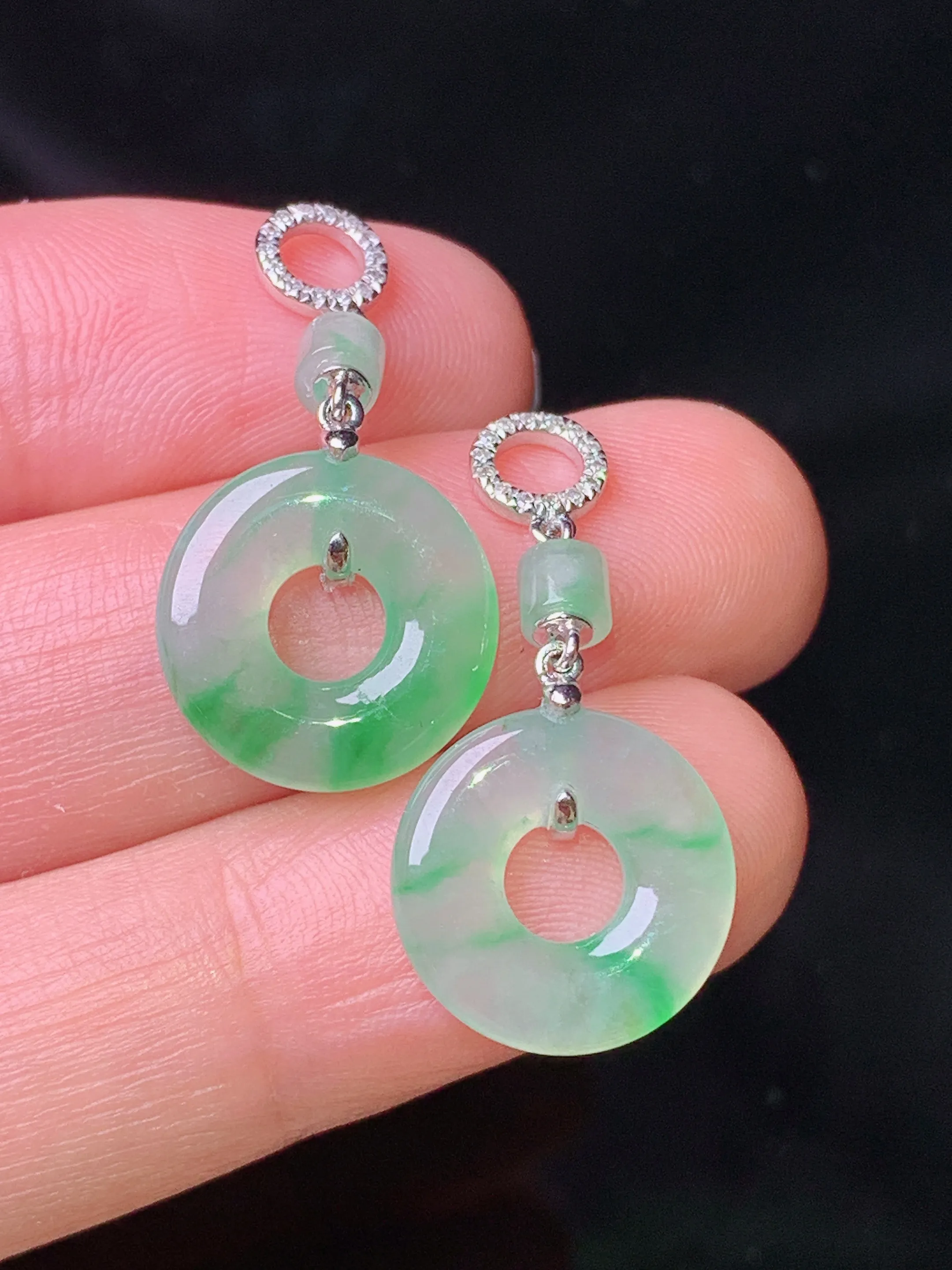 18k金钻镶嵌飘绿平安环耳坠 玉质细腻 色泽艳丽清新 整体尺寸37.3*13.2*2.8