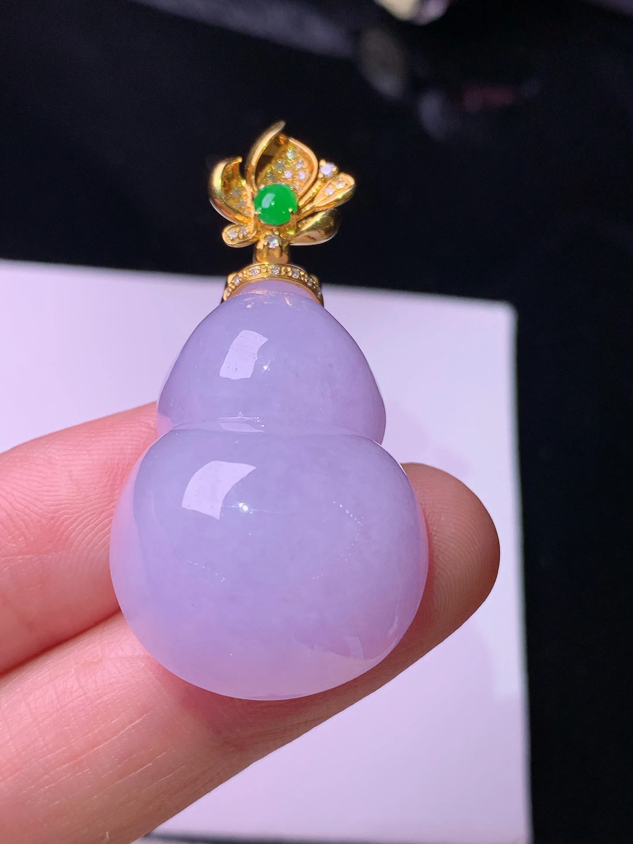 18k金钻镶嵌紫罗兰葫芦吊坠 玉质细腻 色泽艳丽清新 整体尺寸43*21.6*13.8
