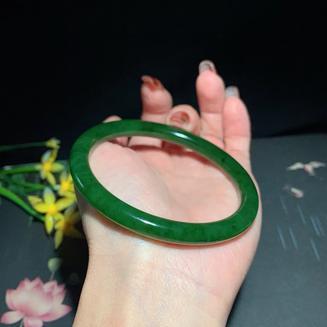 和田玉62.5圈口菠菜绿圆条碧玉手镯！玉质细腻油润 底色纯净 无裂无棉 脂粉好，品质高