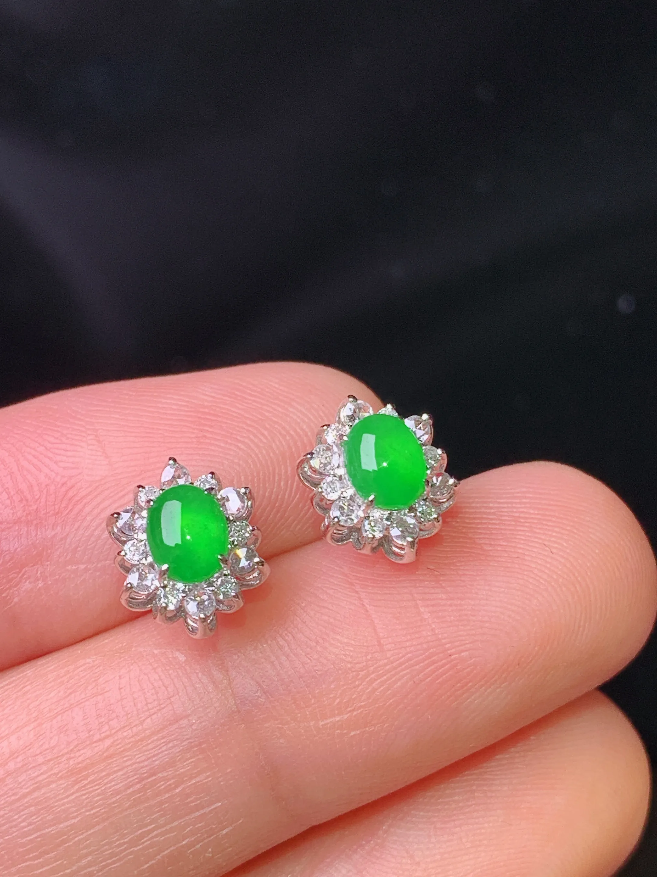 18k金钻镶嵌满绿蛋面耳钉 玉质细腻 色泽艳丽清新 整体尺寸9.3*7.6*5.8