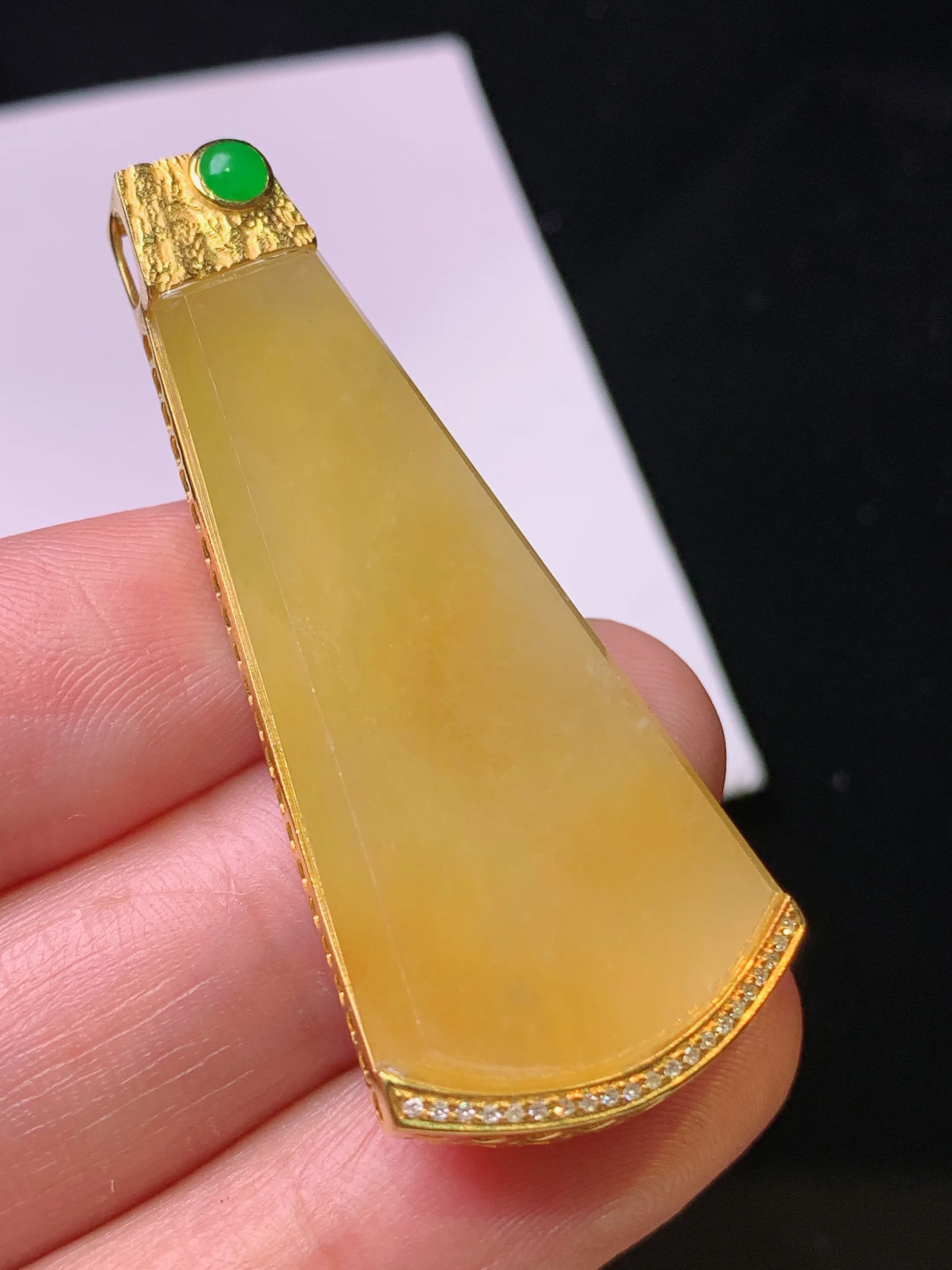 18k金钻镶嵌黄翡无事牌吊坠 玉质细腻 色泽艳丽清新 整体尺寸47*20*6.5