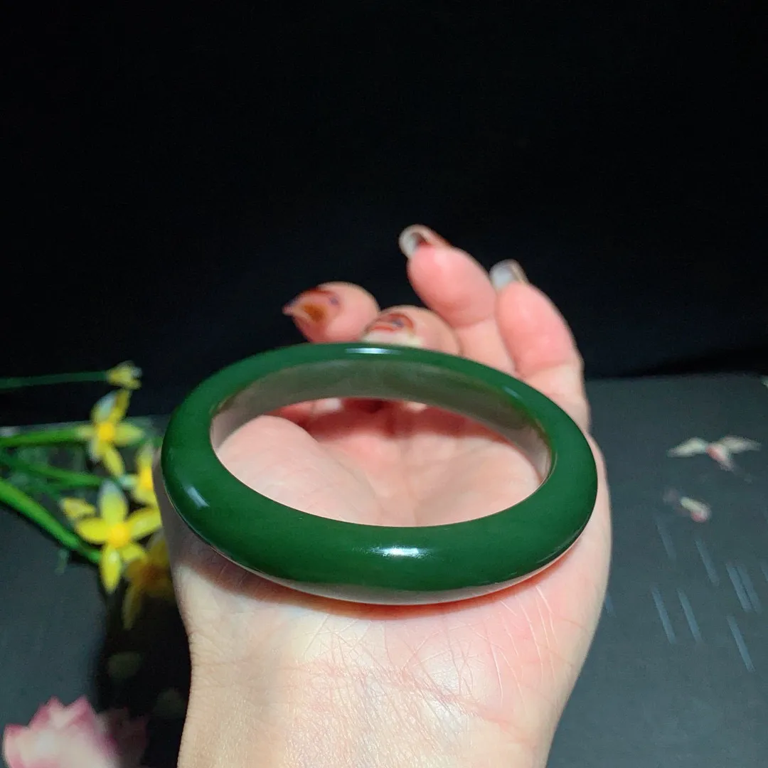 土豪款，和田玉55.5圈口菠菜绿碧玉手镯！玉质细腻油润 底色纯净 无裂无杂 脂粉好，品质高