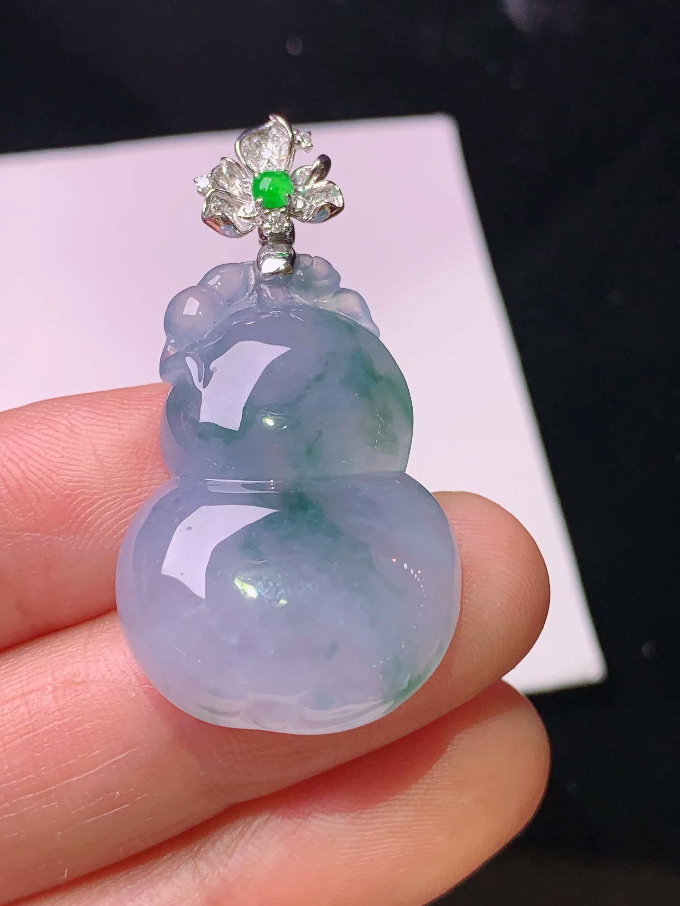 18k金钻镶嵌飘花葫芦吊坠 玉质细腻 色泽艳丽清新 整体尺寸39.5*20.5*7