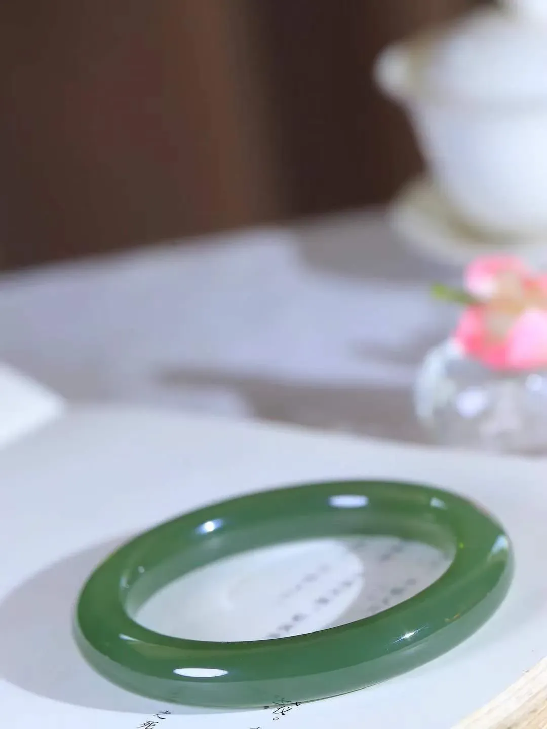 [温润如玉.手镯]

精品和田玉湖水绿手镯。玉质温润细腻 油性十足 手感舒适，高华雅逸，线条流畅，简