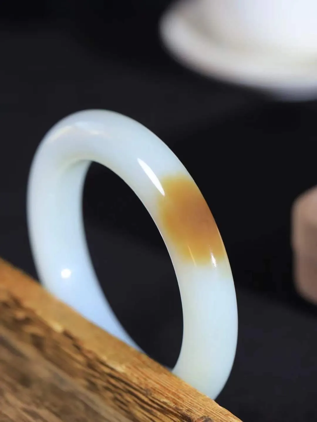 【花样年华·手镯】

精品和田玉糖白玉手镯，质地油润细腻，色泽高贵典雅，镯型古朴典雅。在诗情画意的雨巷相遇，你是我腕间的一抹风情，有你眸有深情，清风荡漾湖间静水，我愿俯身低眉，在烟波涟漪处，寻你深情倩影。内径59.5-mm尺寸13.2-11.8mm 重84.8克。fDL-361142988