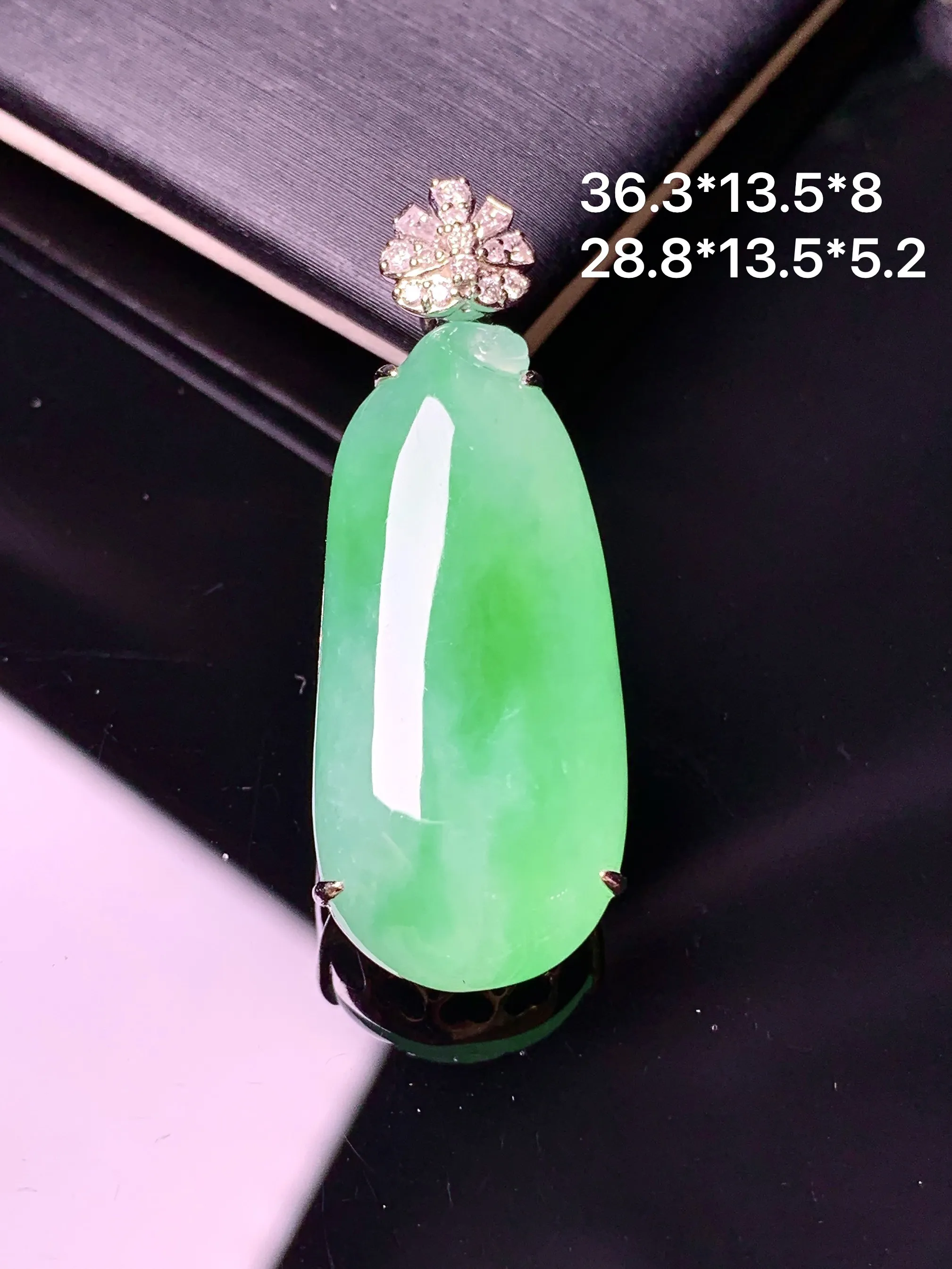 18k金钻镶嵌翠绿福瓜吊坠 玉质细腻 色泽艳丽清新 整体尺寸36.3*13.5*8