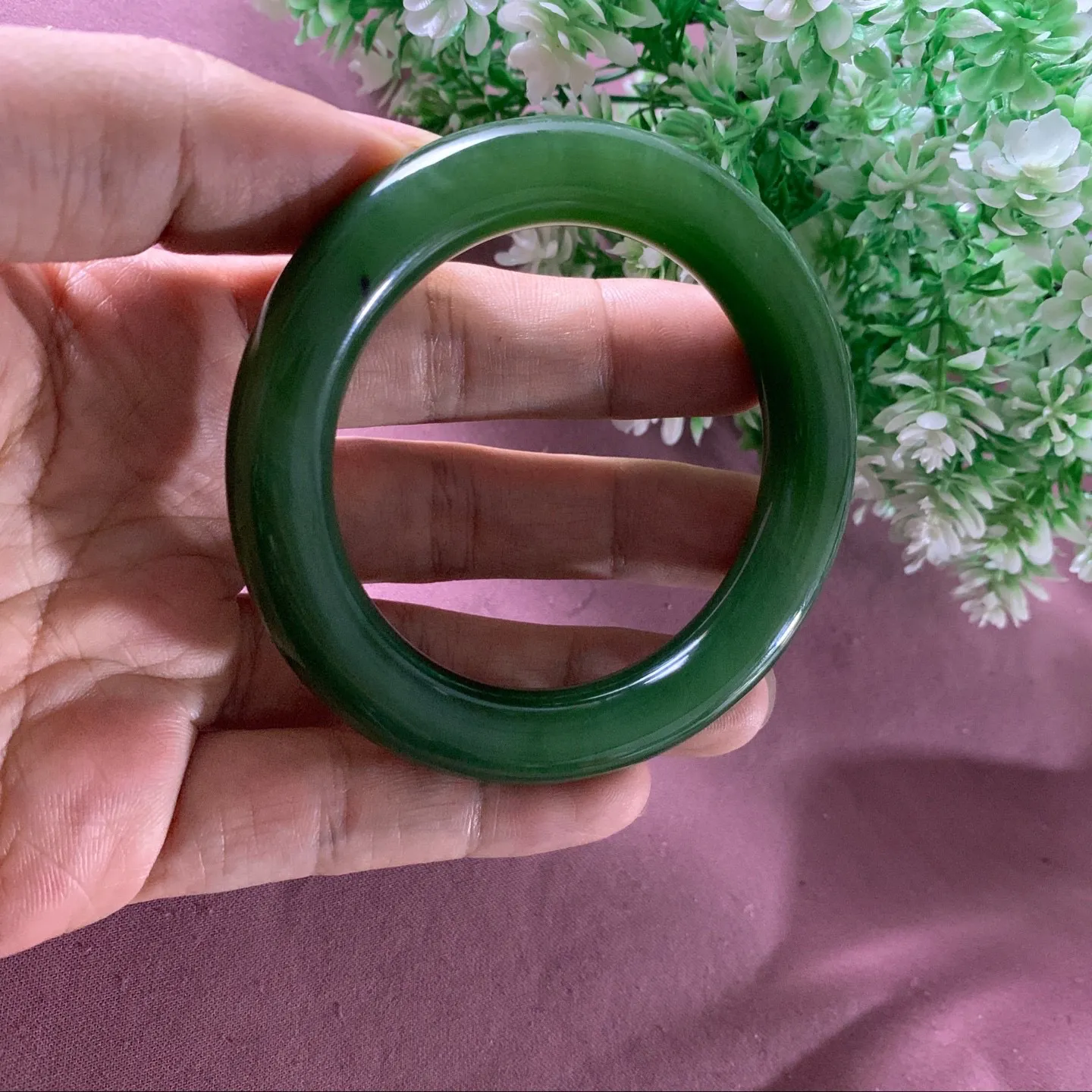 和田玉碧玉56圈口菠菜绿手镯！玉质细腻油润 底色纯净 无裂无杂 脂粉好，品质好