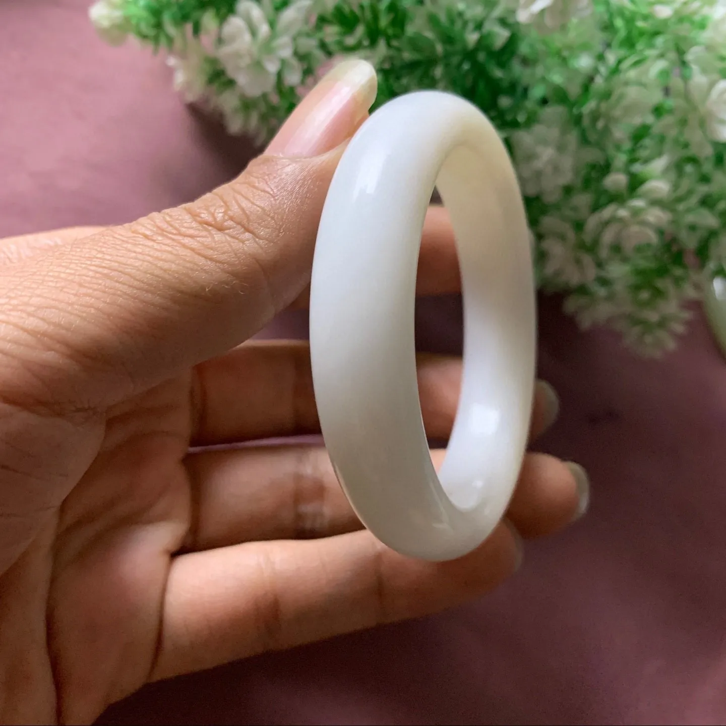 和田玉56.5圈口白玉手镯，玉质细腻油润 底色纯净  无裂无杂 脂粉好，品质高