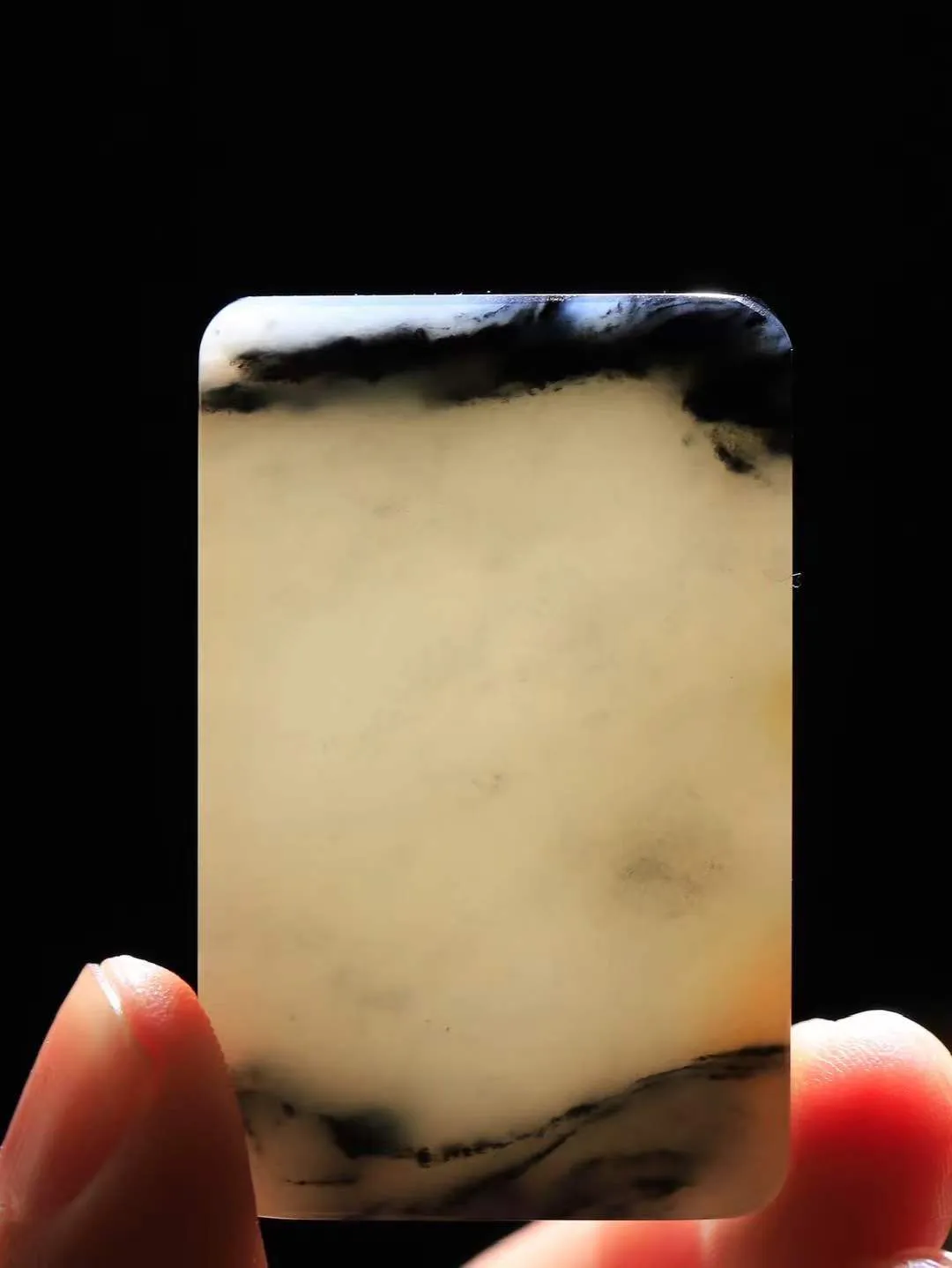 一套（籽.柔情似水.套镯）

收藏级臻品️新疆和田青花籽料套镯，玉质温润细腻，镯型厚重大气，优雅知性，姽婳于幽静兮，又婆娑乎人间，经典款型，古朴典雅。极具灵性，腕间风情，风姿卓越。  共重81.2克  手镯尺寸54.5-12.2-9mm  牌子尺寸47.3-30.2-6.9mm    fDA-281102980