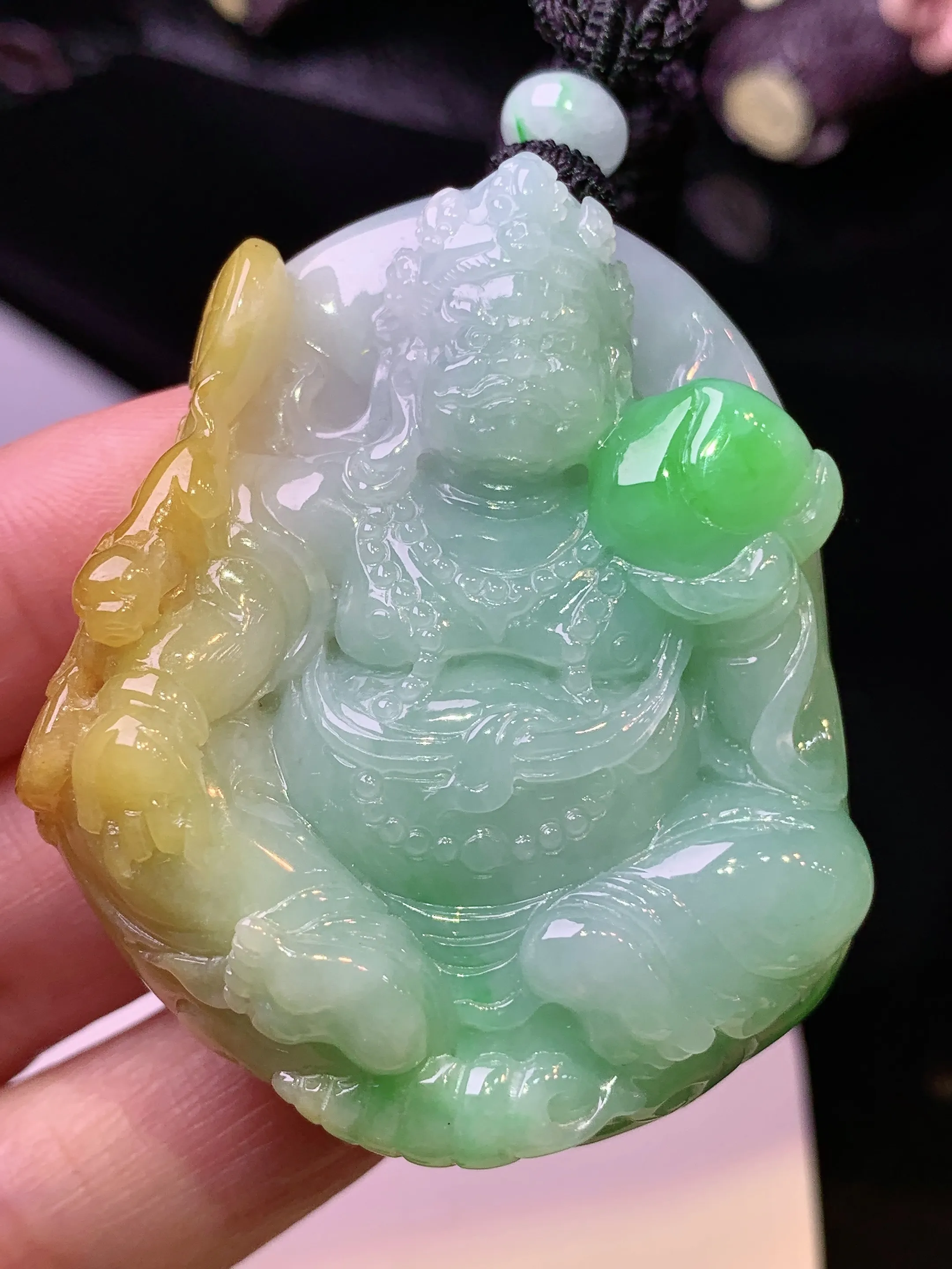 飘黄绿黄财神吊坠 玉质细腻 色泽艳丽清新 整体尺寸48.2*42*13