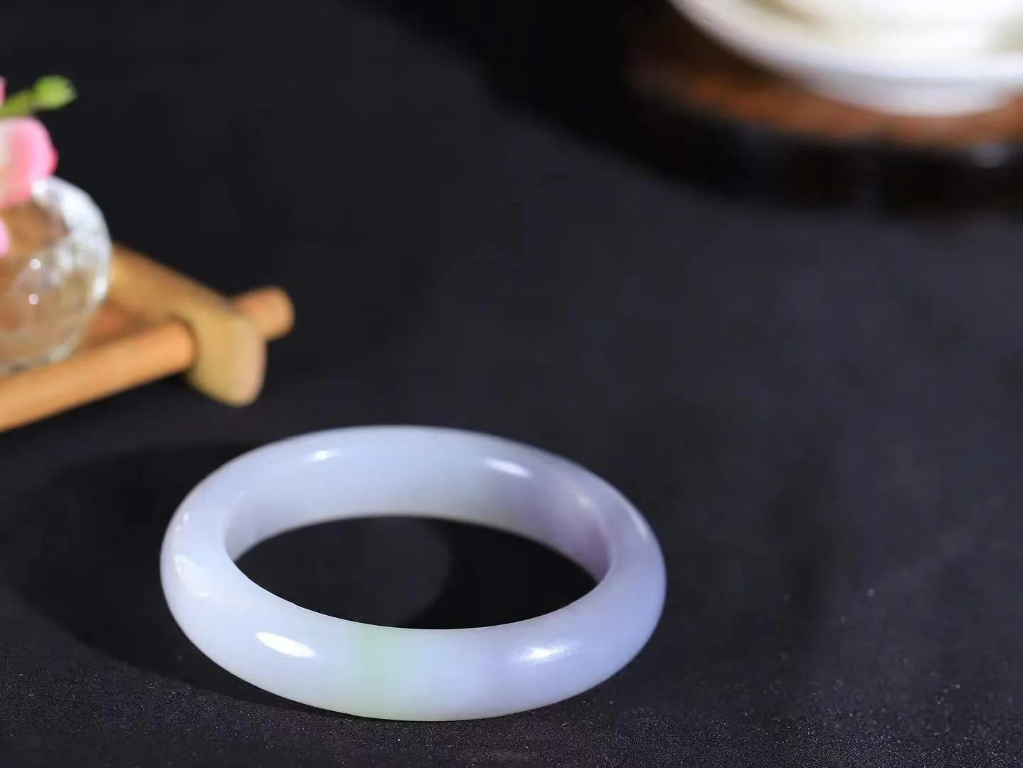 【婉约佳人.手镯】

收藏级️和田玉三色手镯 玉质温润细腻 油性十足 手感舒适，高华雅逸，线条流畅