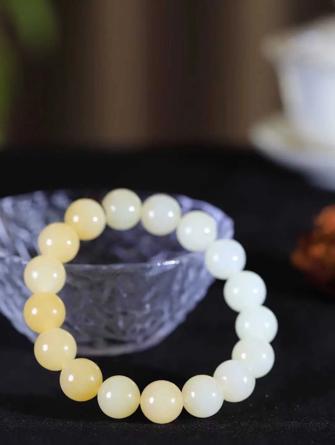 【珠圆玉润.手串】

新疆和田且末料糖白玉珠圆玉润手串 玉质温润细腻  整串打磨圆润，佩戴舒适。珠珠落玉盘，间关莺语花底滑，一生美好时光，无论身在何处，都有它相伴相守。事事顺遂，幸福美满，吉祥如意。重45.5克 尺寸取一12mm FDA-161102286