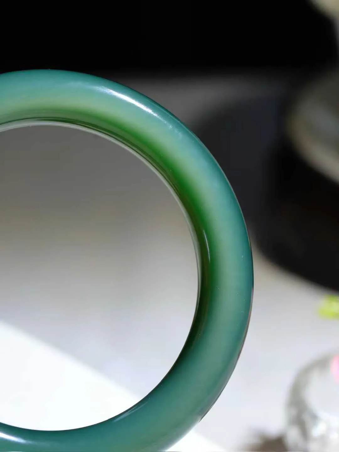 【碧色荡漾·手镯】

收藏级臻品和田玉碧玉猫眼圆条手镯，玉质细腻温润，手感舒适，️线条流畅，简约大气，美自天成，佩戴于腕间，婉约之美，举手投足间透出那份低调奢华，醉人心扉。重55.7克 内径圈口57mm尺寸10-10.5mm FDL-771102232