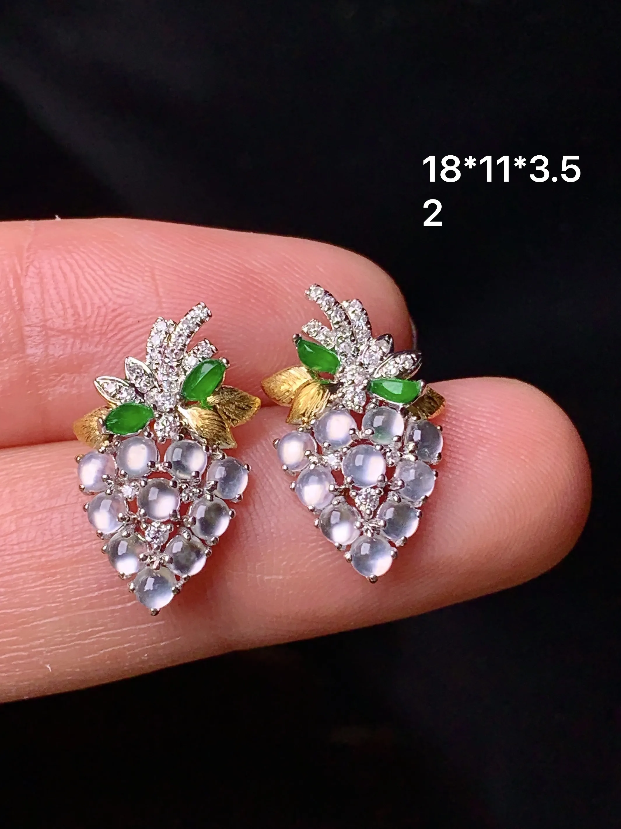 18k金钻镶嵌冰种蛋面耳钉 玉质细腻 色泽艳丽清新 整体尺寸18*11*3.5